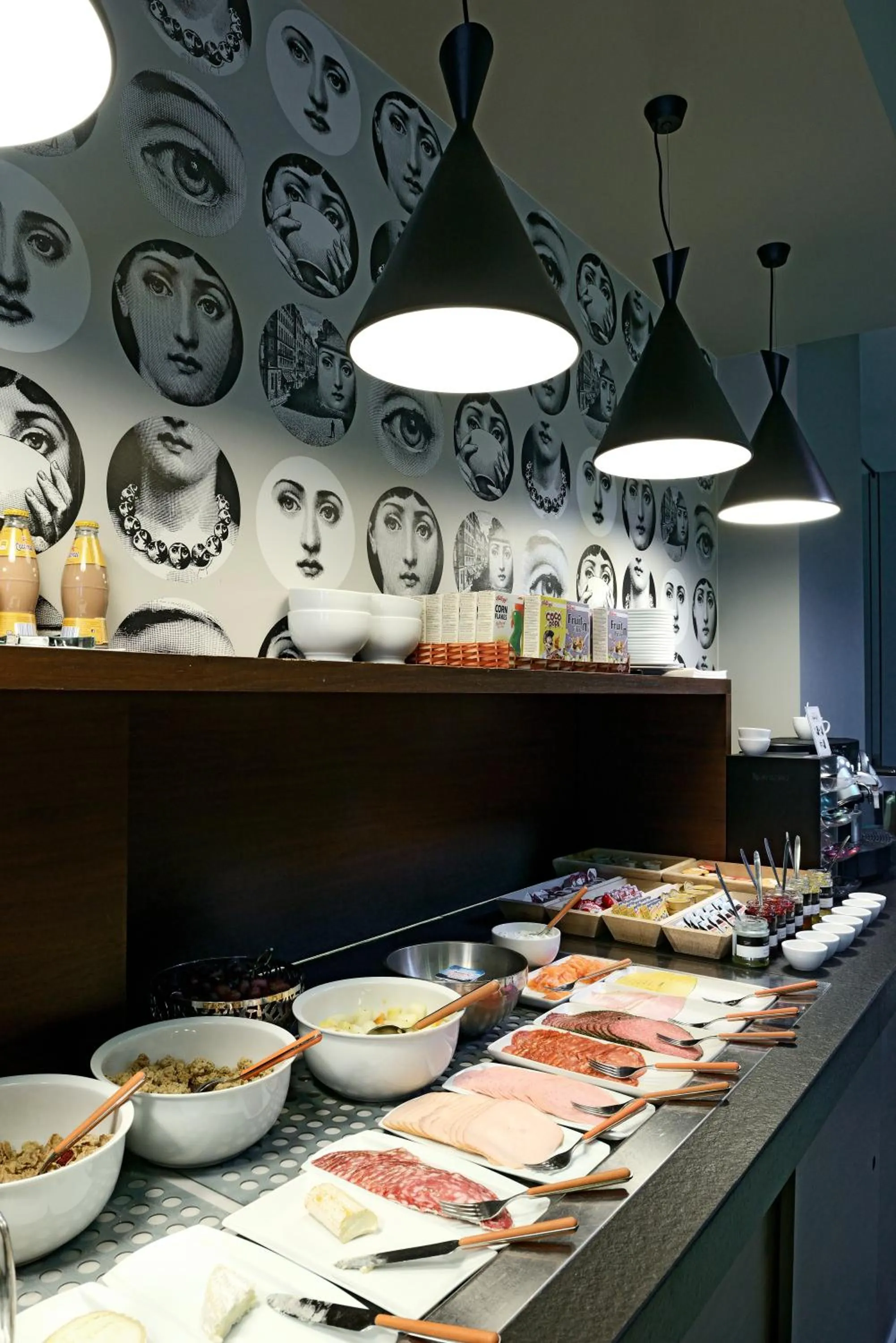 Food and drinks in Square Hotel