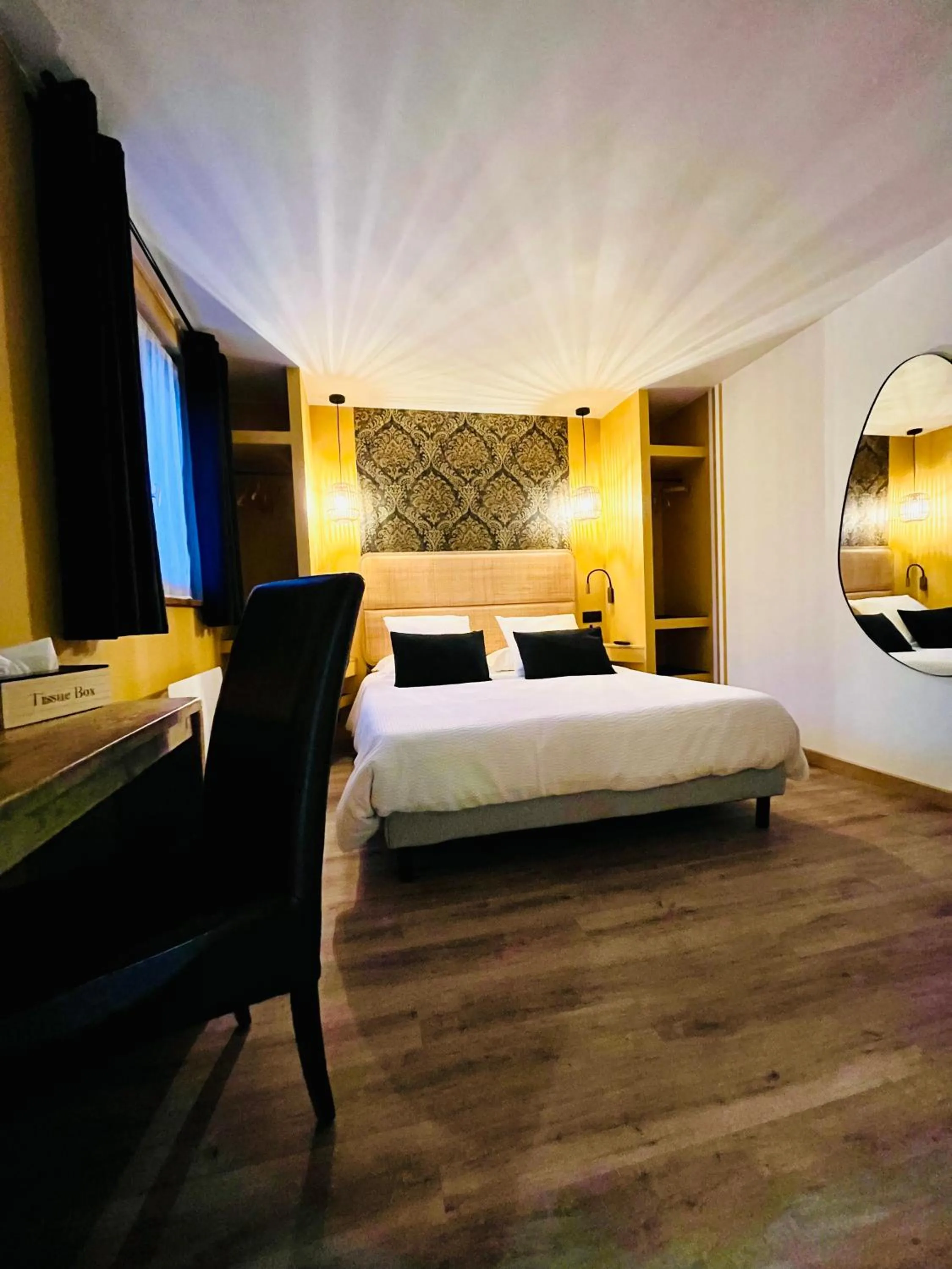 Photo of the whole room, Bed in Hôtel les Chaumettes