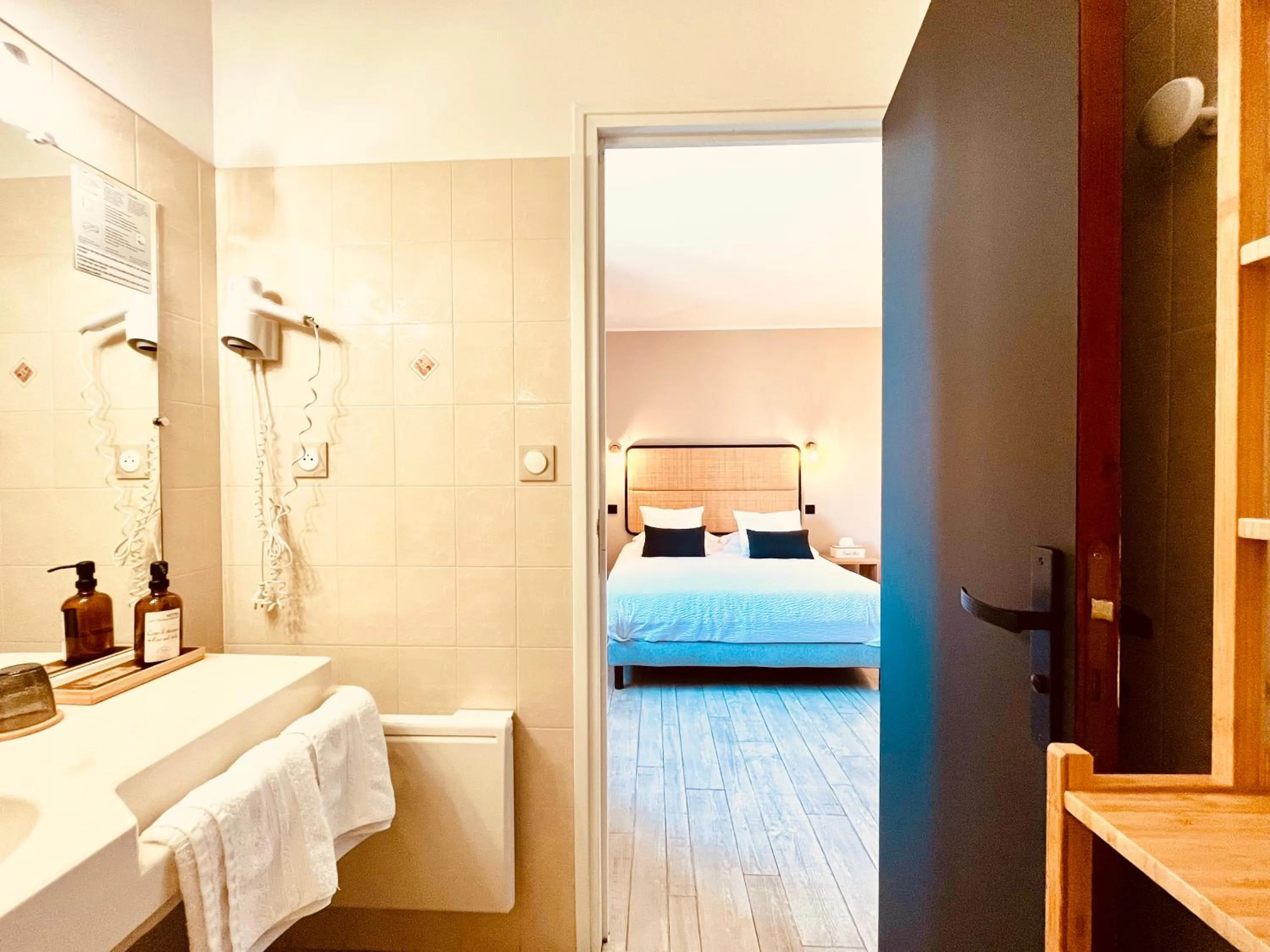 Photo of the whole room, Bed in Hôtel les Chaumettes