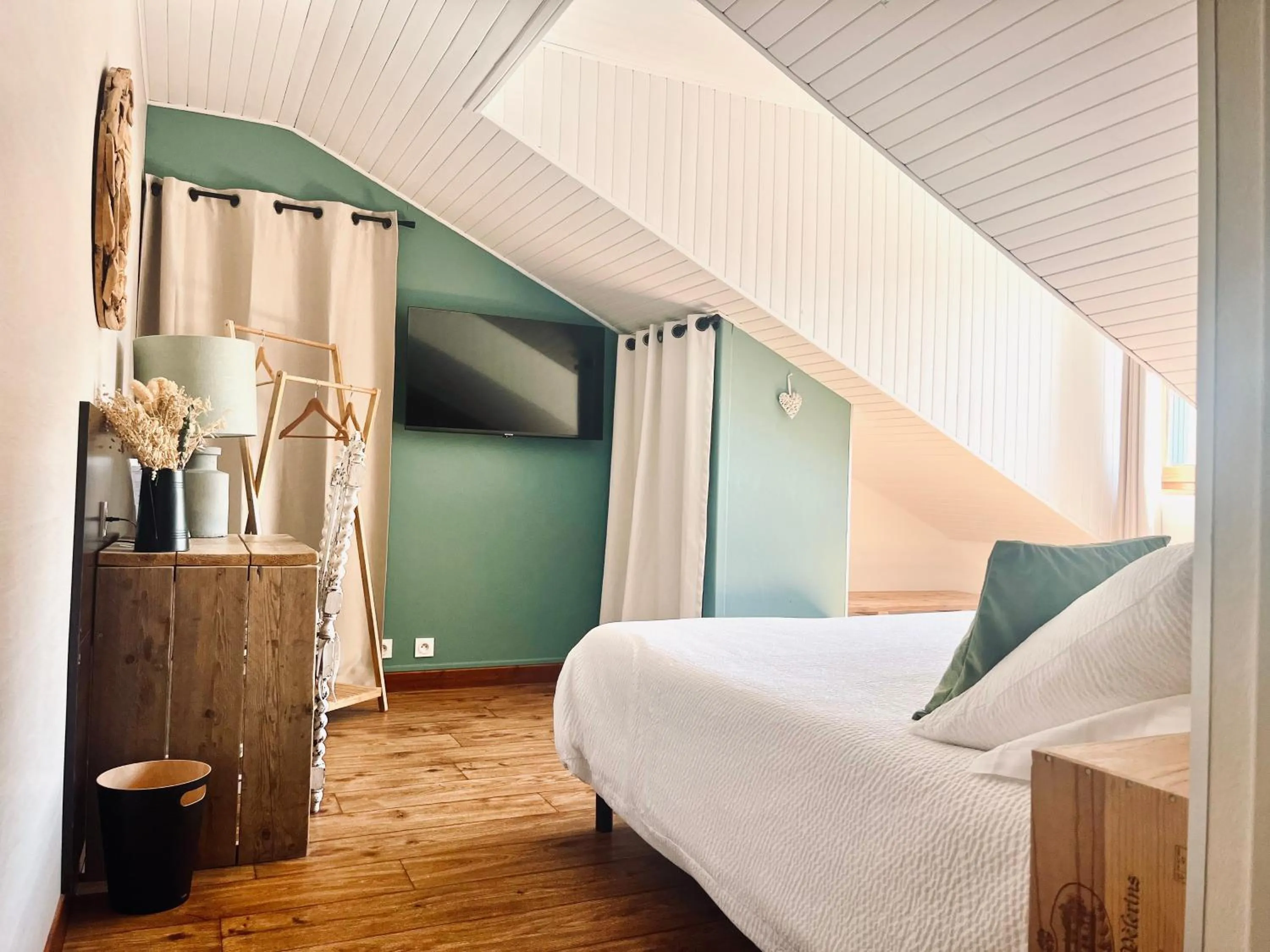 Photo of the whole room, Bed in Hôtel les Chaumettes