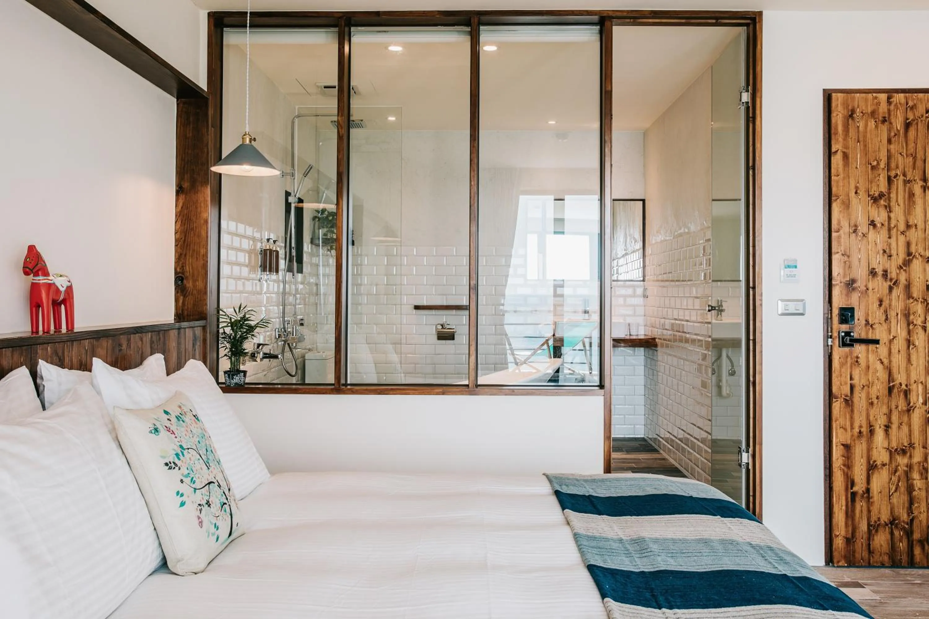 Bathroom, Bed in Chuanfanrock Haku Beach Days Inn