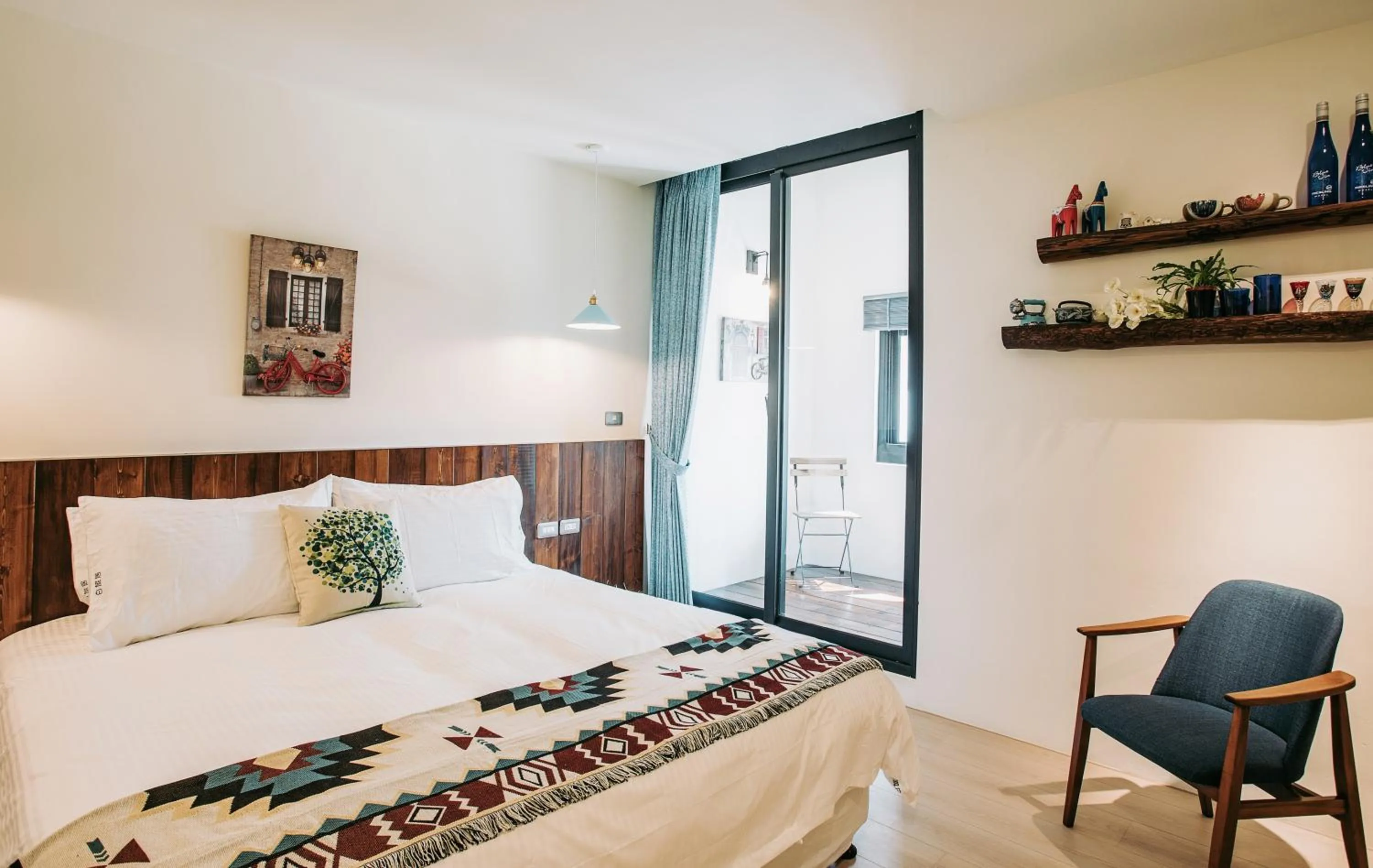 Quiet street view, Bed in Chuanfanrock Haku Beach Days Inn