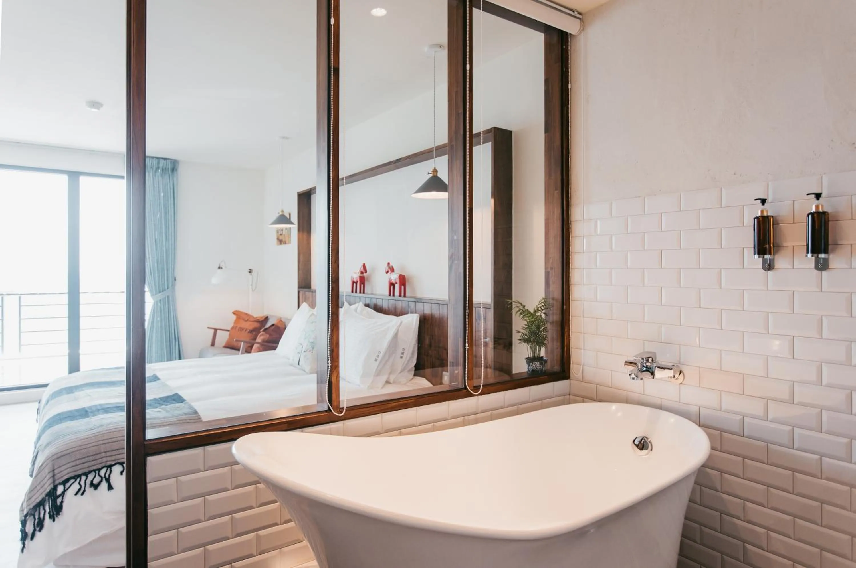 Bathroom, Bed in Chuanfanrock Haku Beach Days Inn