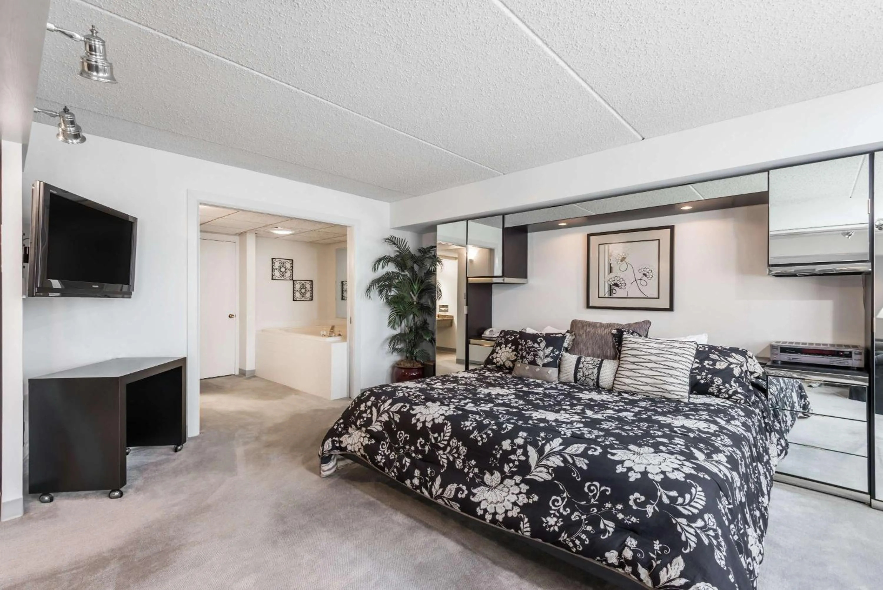 Photo of the whole room in Ramada Plaza by Wyndham Hagerstown