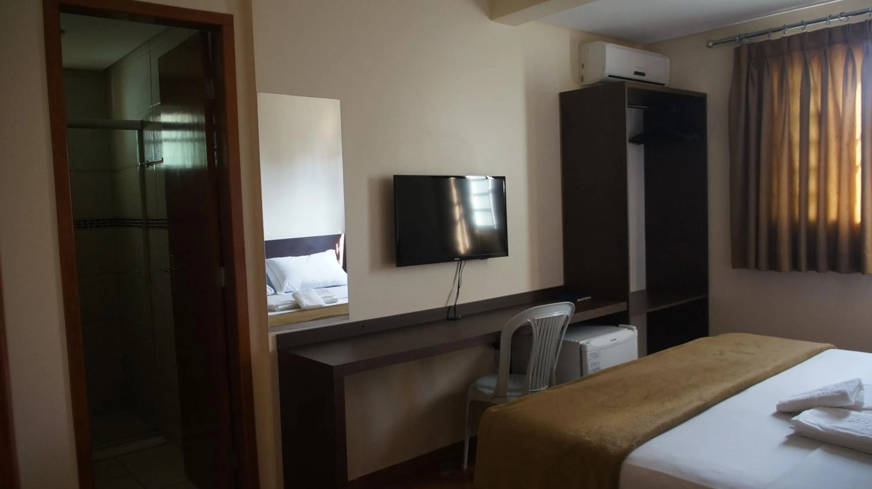 Communal lounge/ TV room, Bed in Pinheiros Hotel