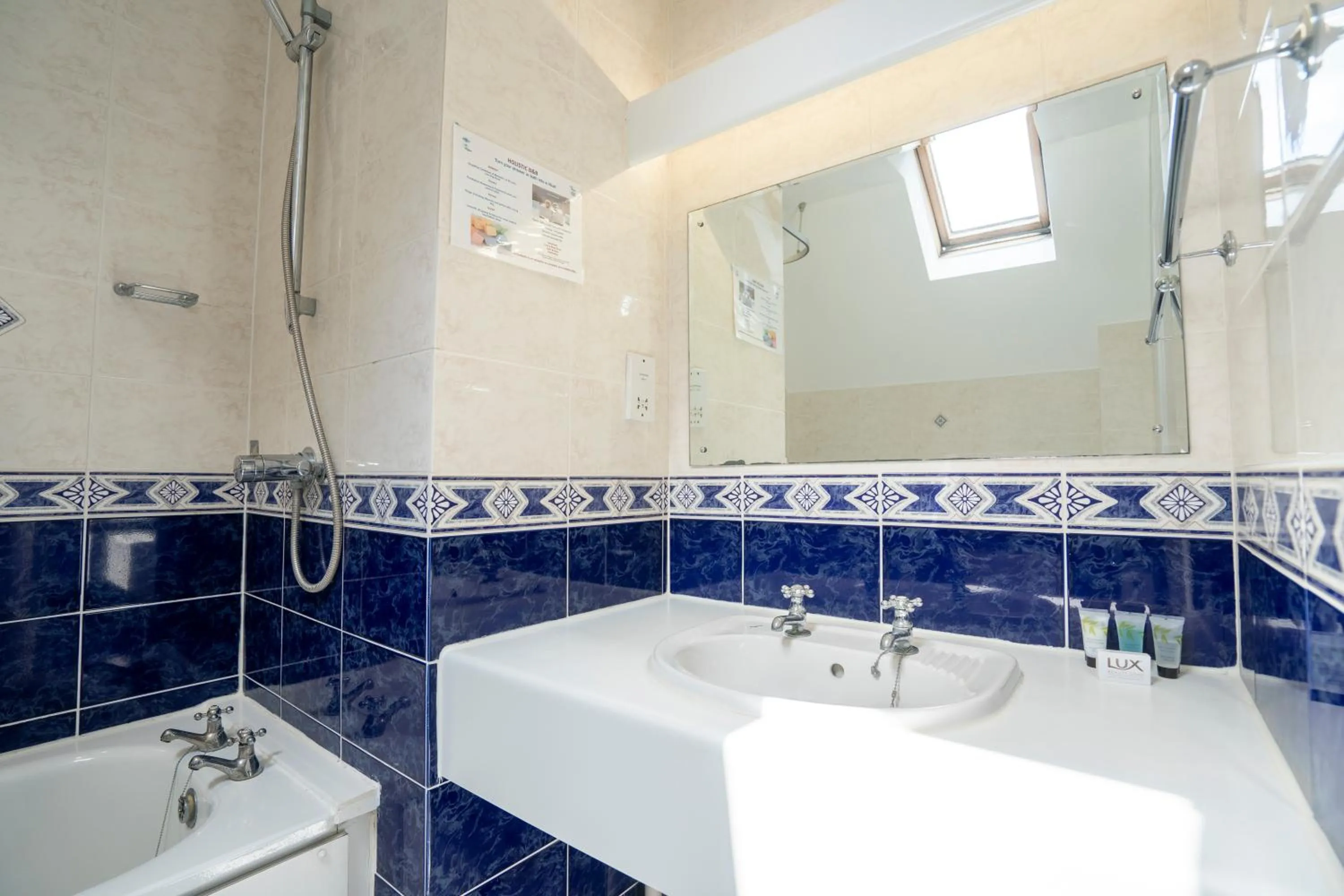 Shower in Marlborough House - Guest House