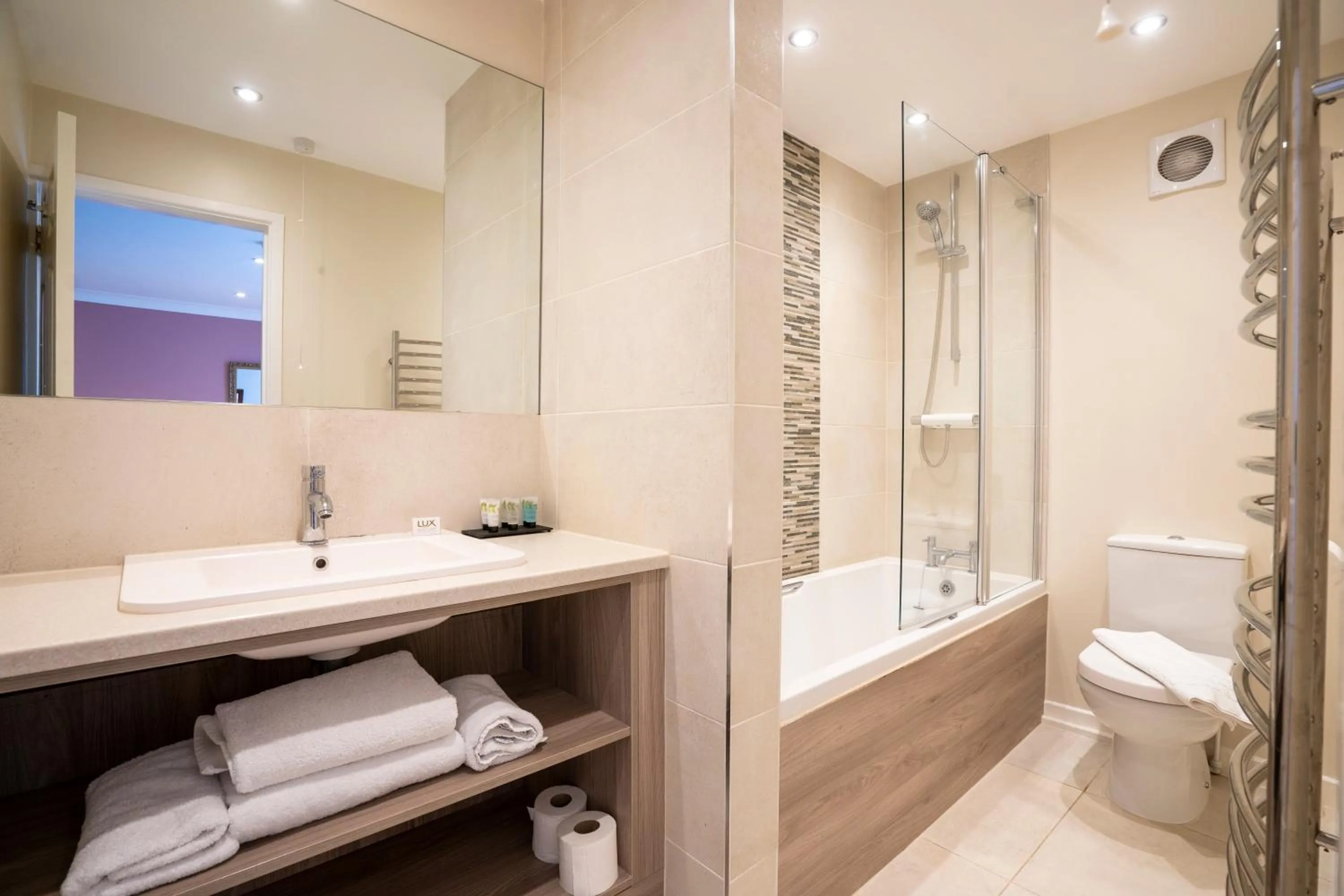 Shower in Marlborough House - Guest House