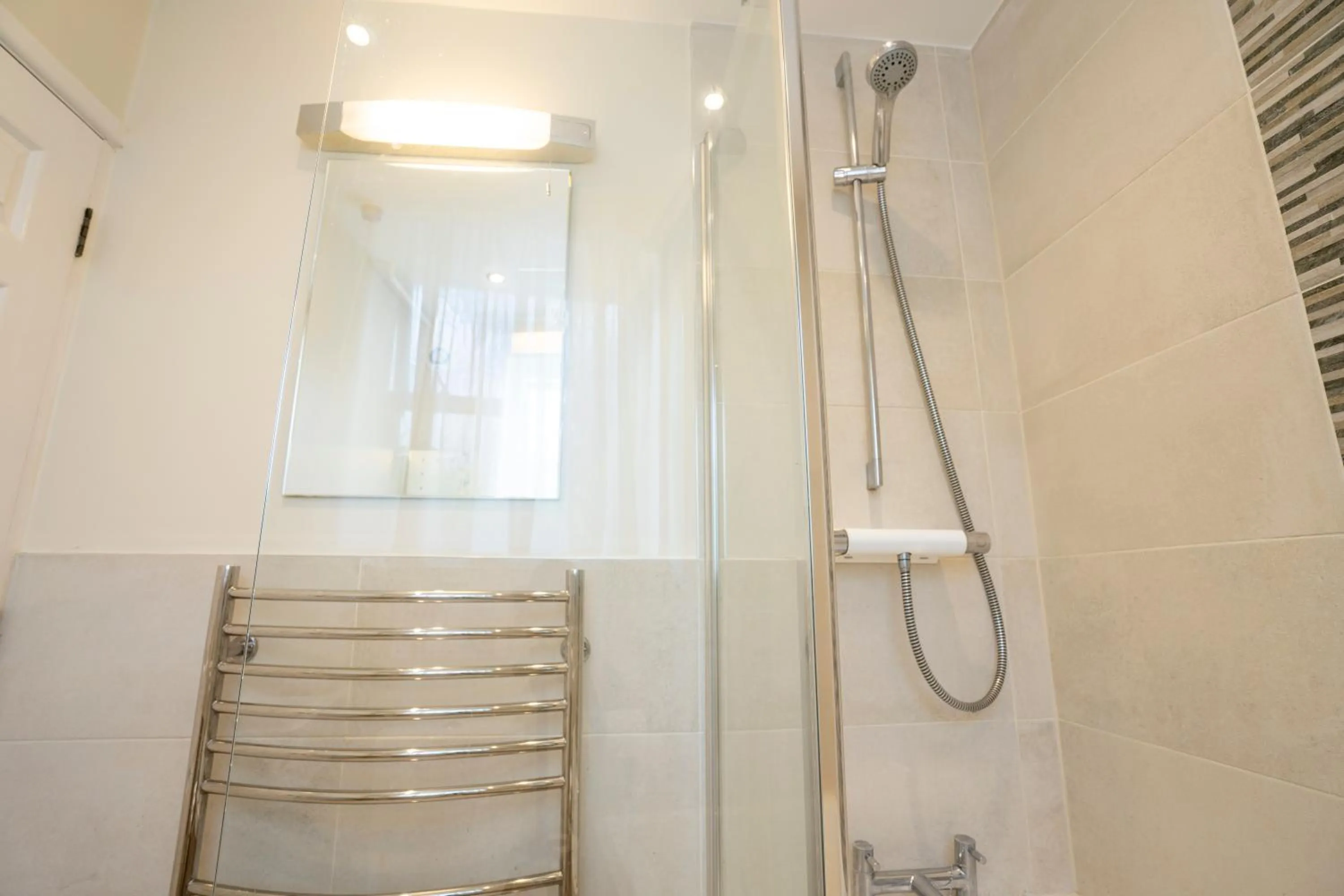 Shower in Marlborough House - Guest House
