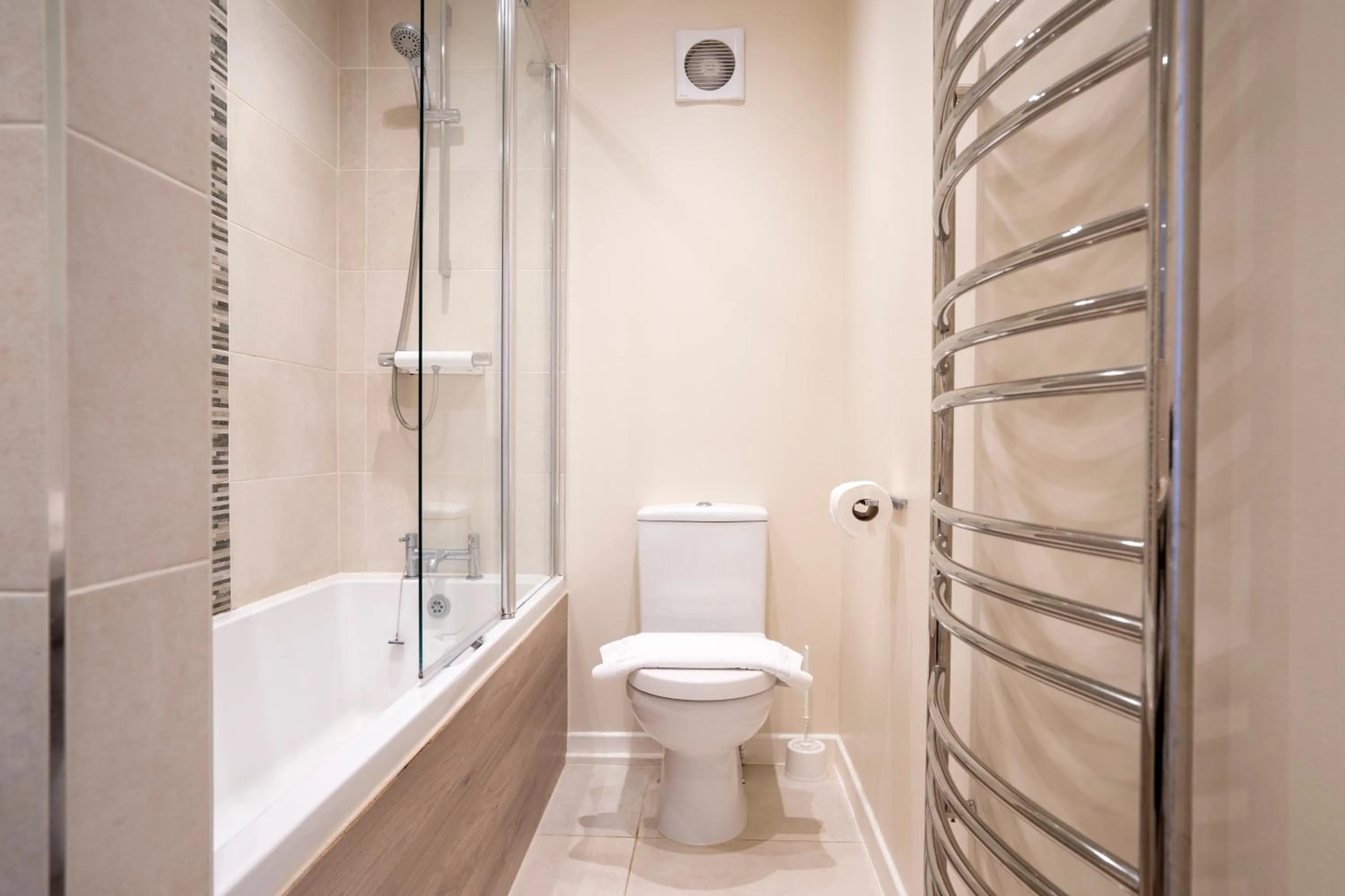 Shower in Marlborough House - Guest House