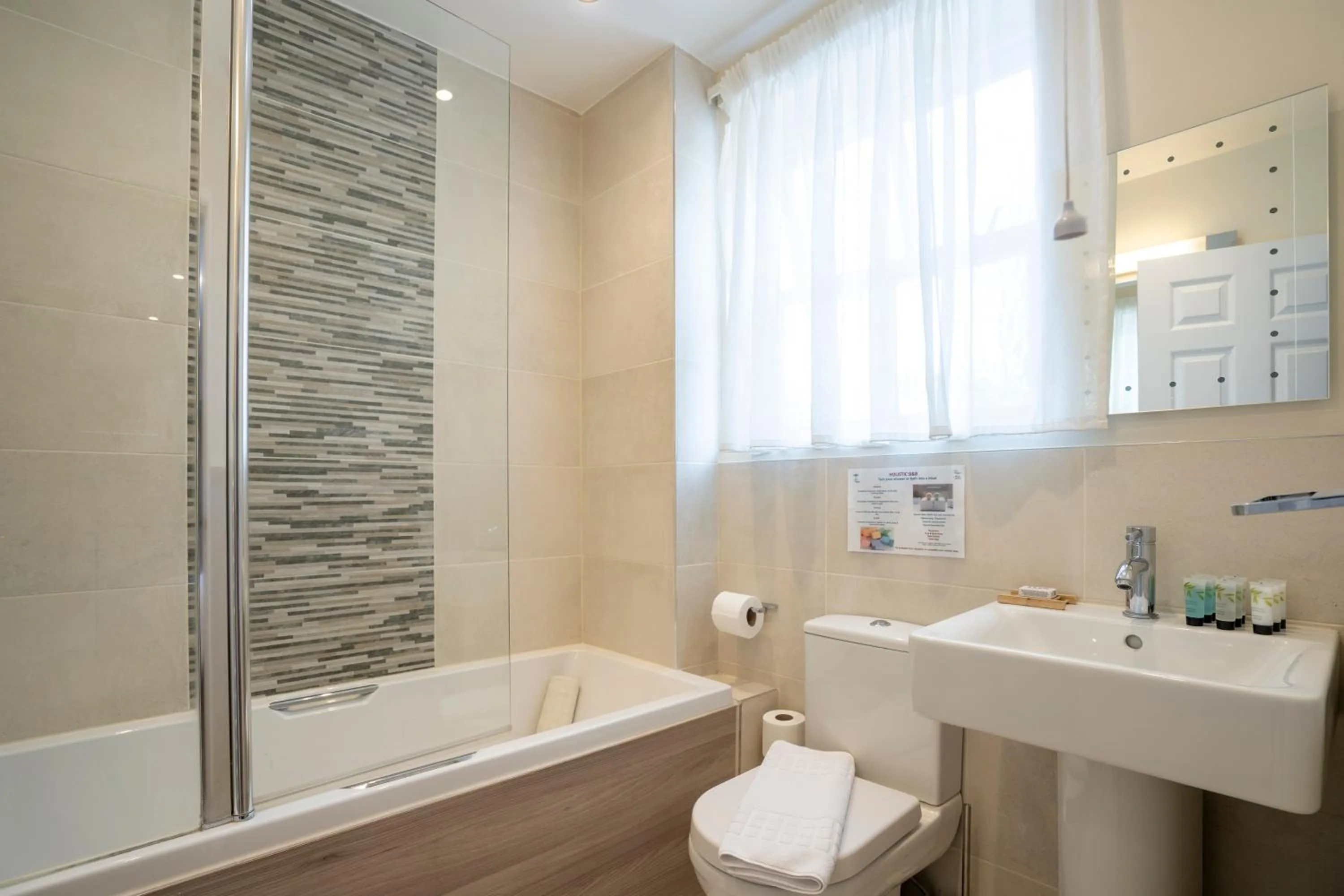 Shower in Marlborough House - Guest House