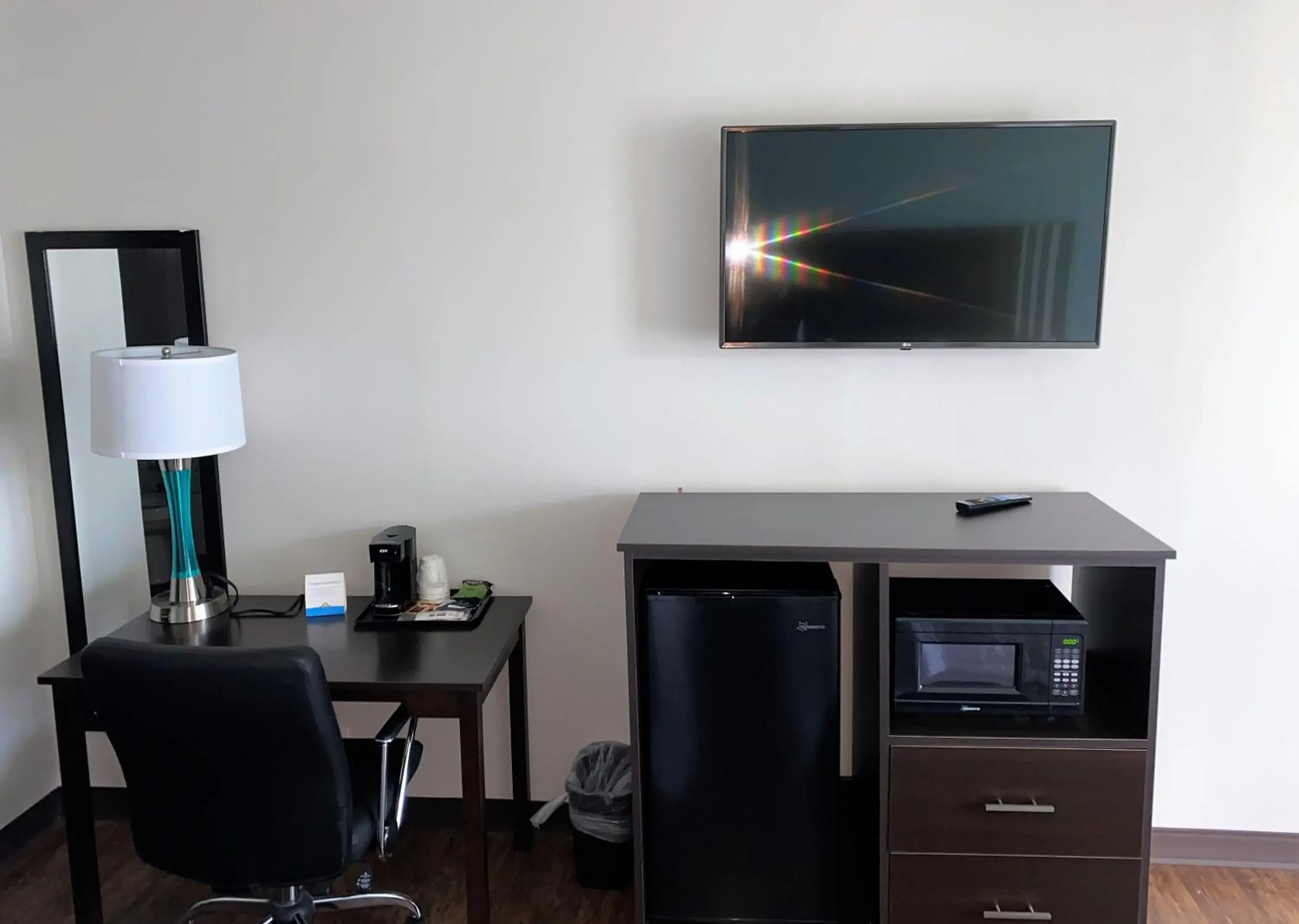 King Room with Roll-In Shower - Mobility/Hearing Accessible - Non-Smoking in Days Inn by Wyndham Goldsboro King Room with Roll-In Shower - Mobility/Hearing Accessible - Non-Smoking in Days Inn by Wyndham Goldsboro