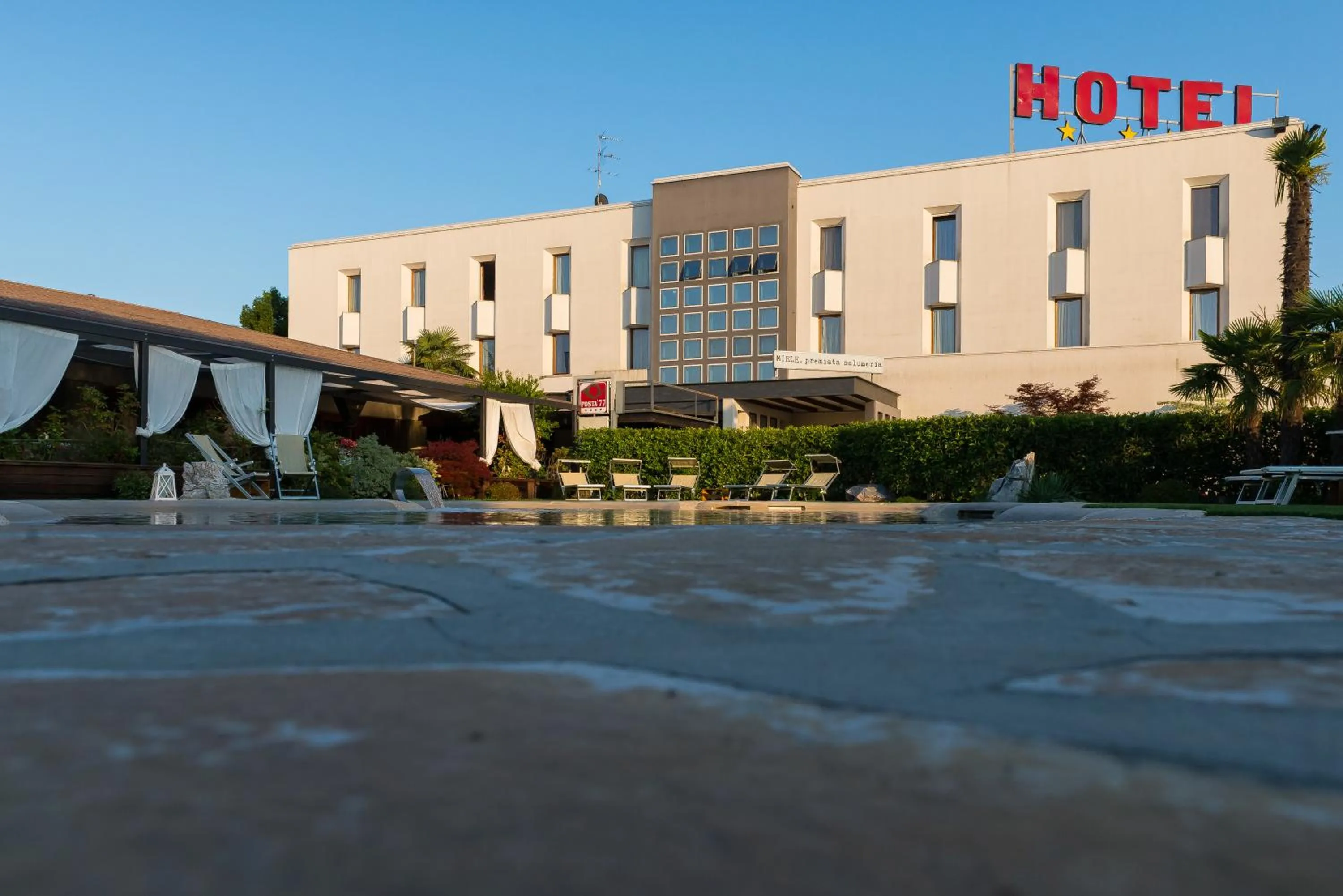 Property building in Hotel Posta 77