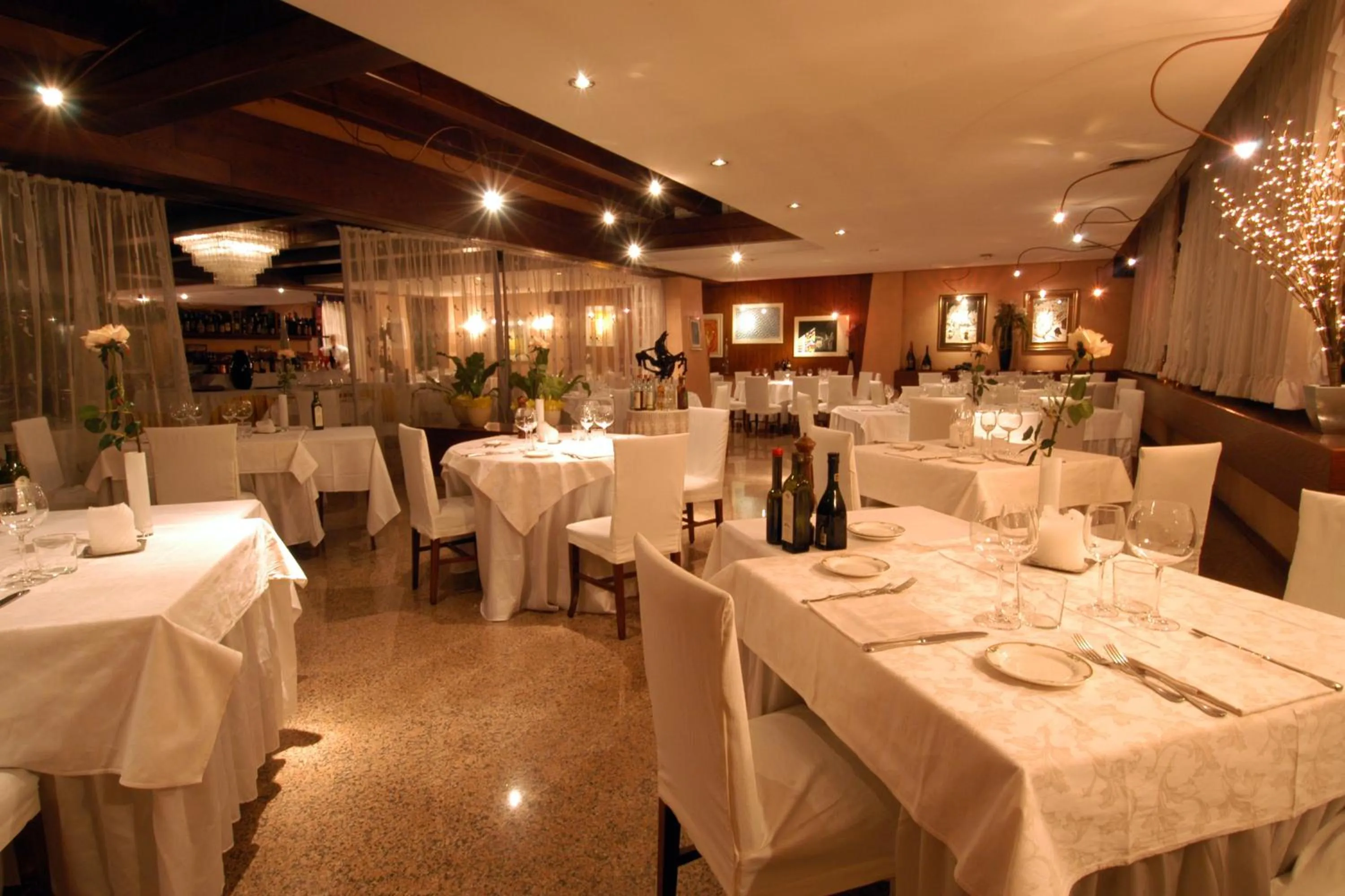 Restaurant/places to eat in Hotel Posta 77