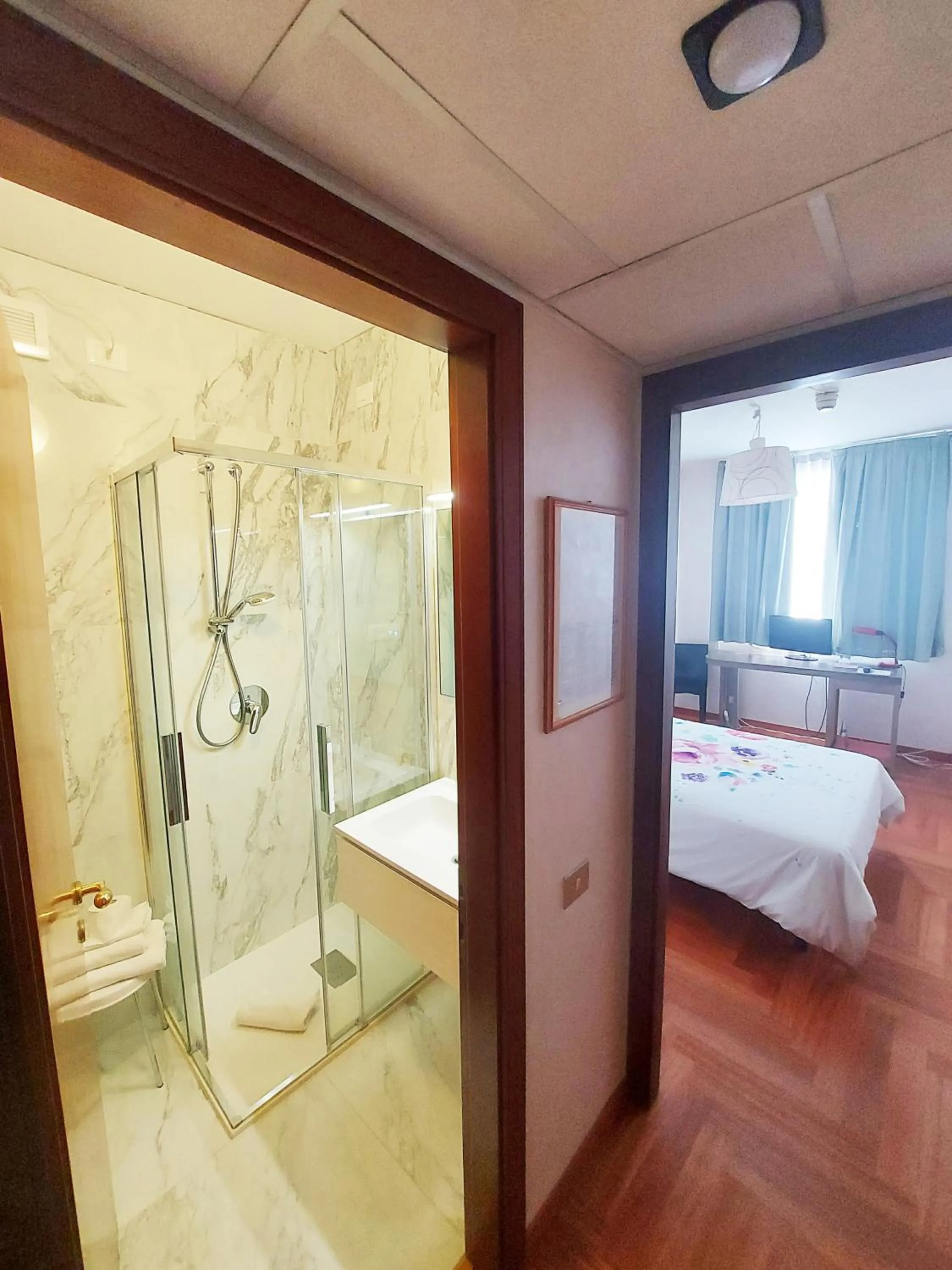 Bathroom, Bed in Hotel Posta 77