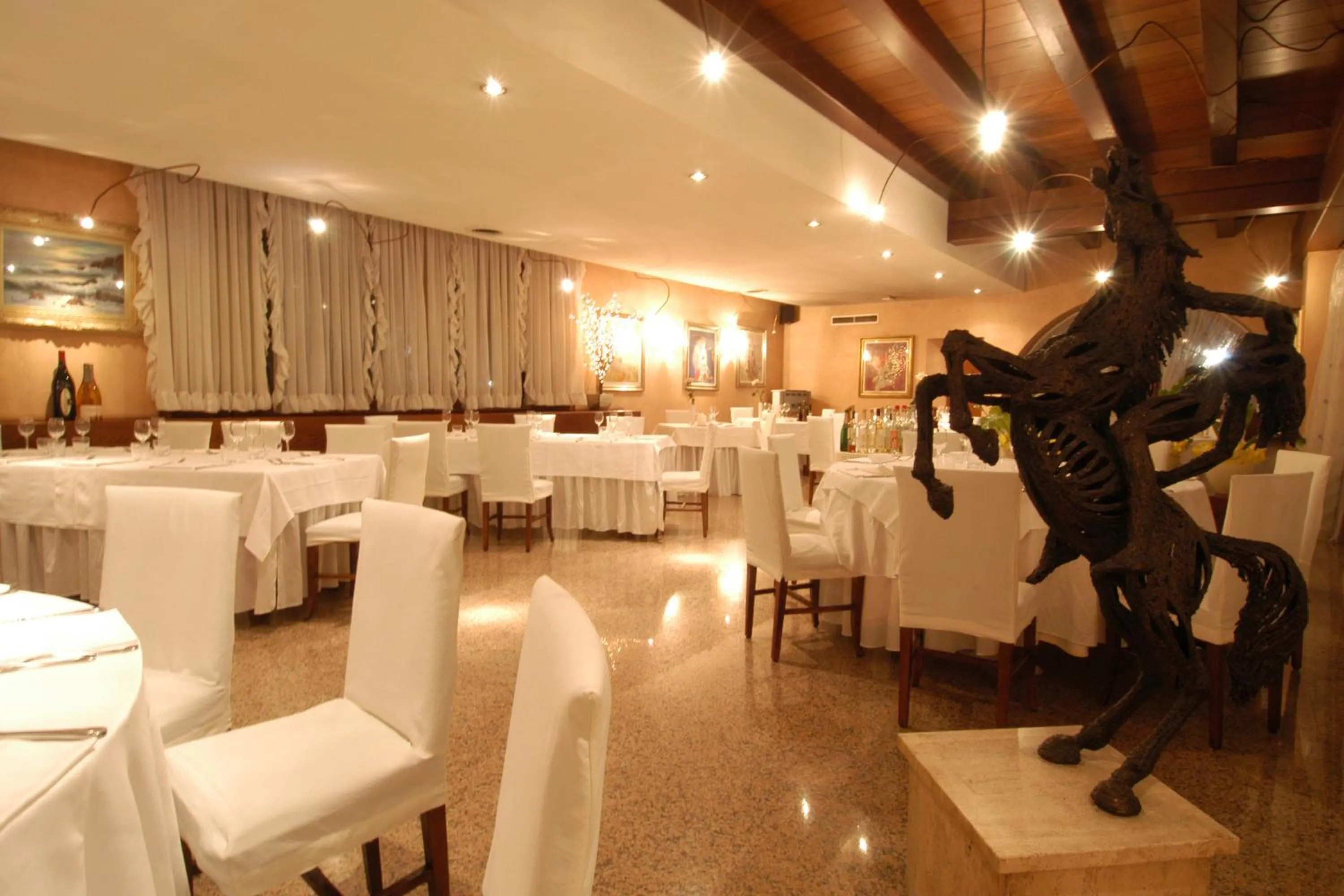 Restaurant/places to eat in Hotel Posta 77