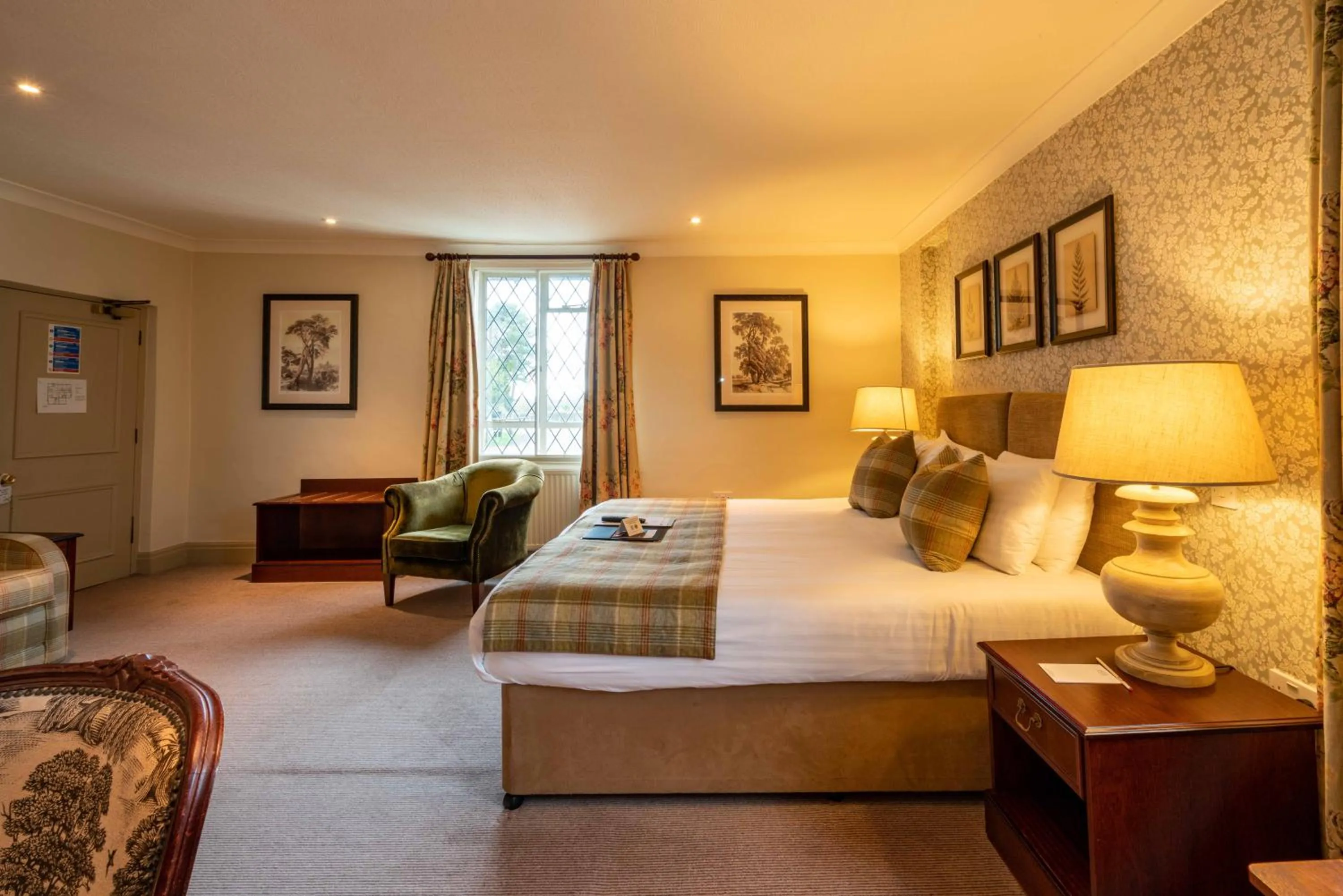 Bed in Hadley Bowling Green Inn