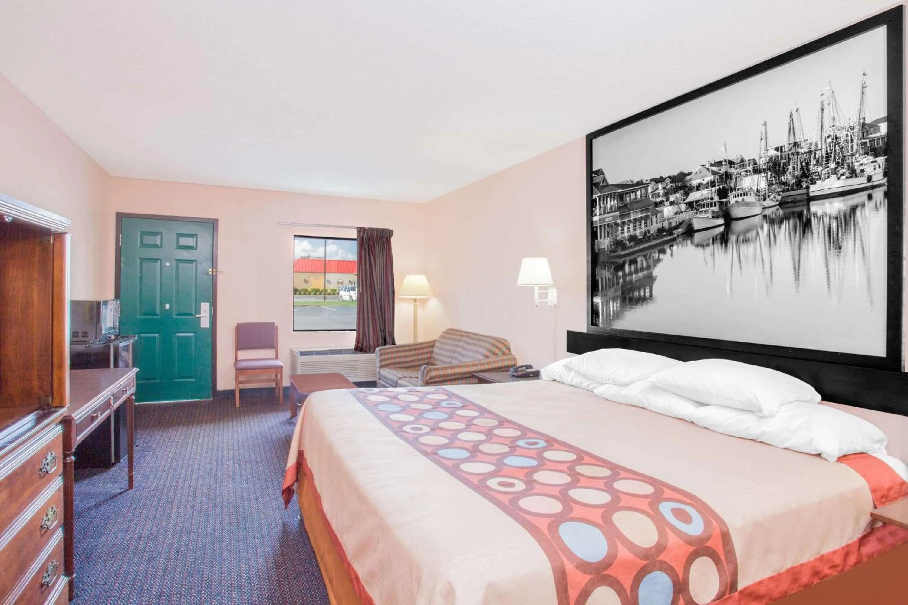 Photo of the whole room, Bed in Super 8 by Wyndham Columbia