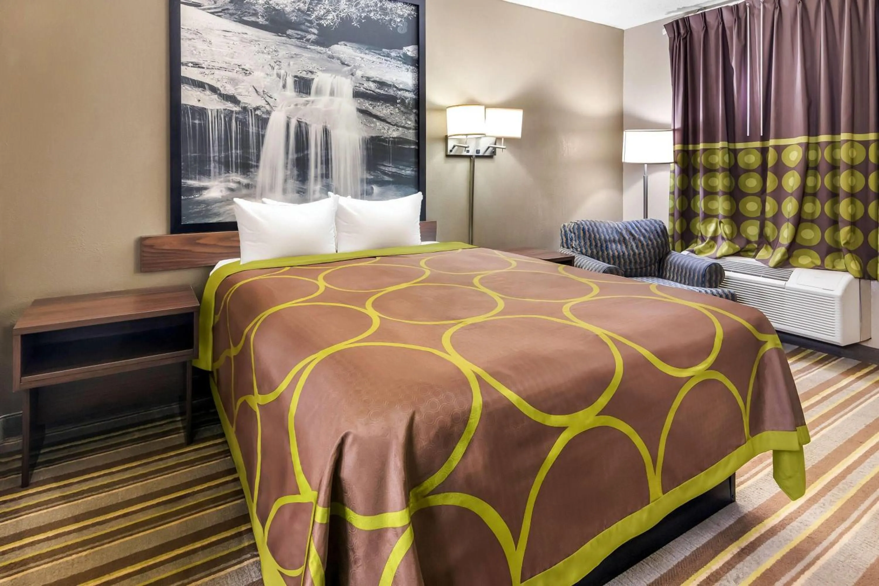 Bed in Super 8 by Wyndham Columbia