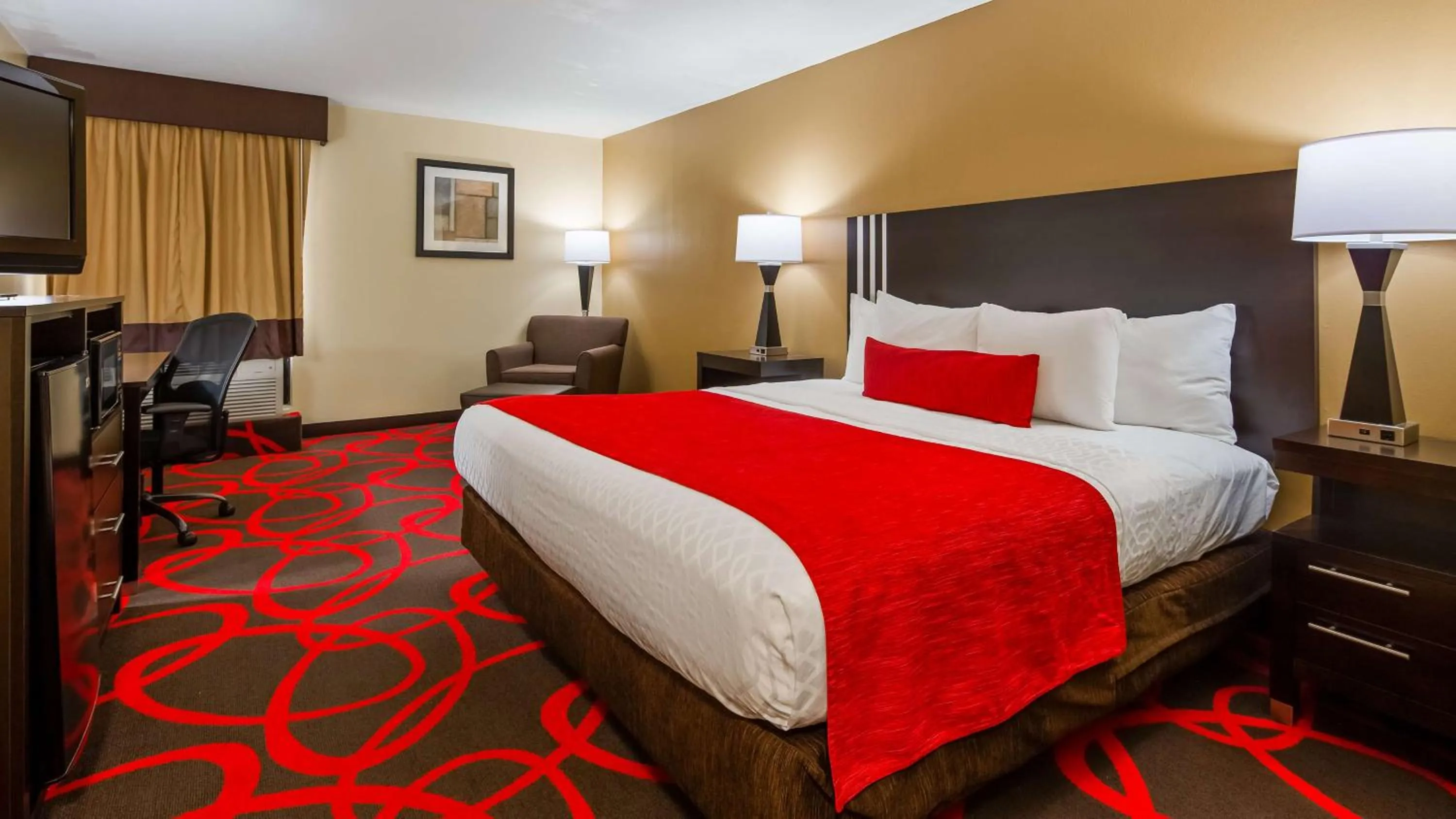 King Room with Roll-In Shower - Disability Access in Best Western Plus Richmond Indiana I-70