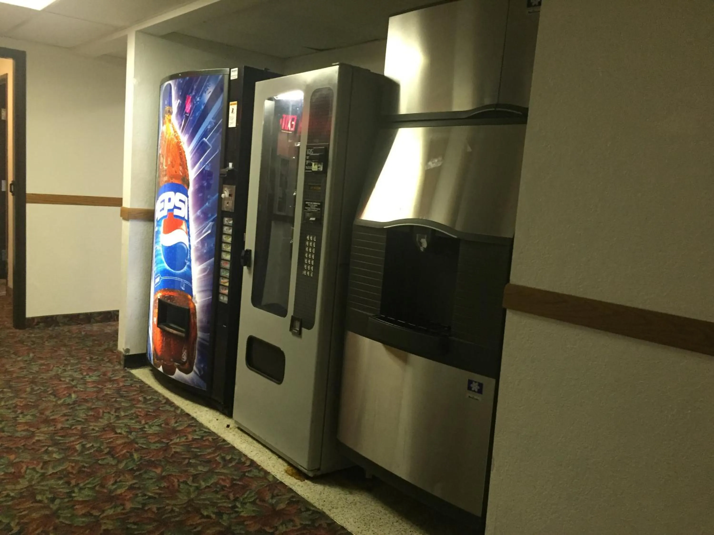 Food and drinks in Travelodge by Wyndham Redwood Falls