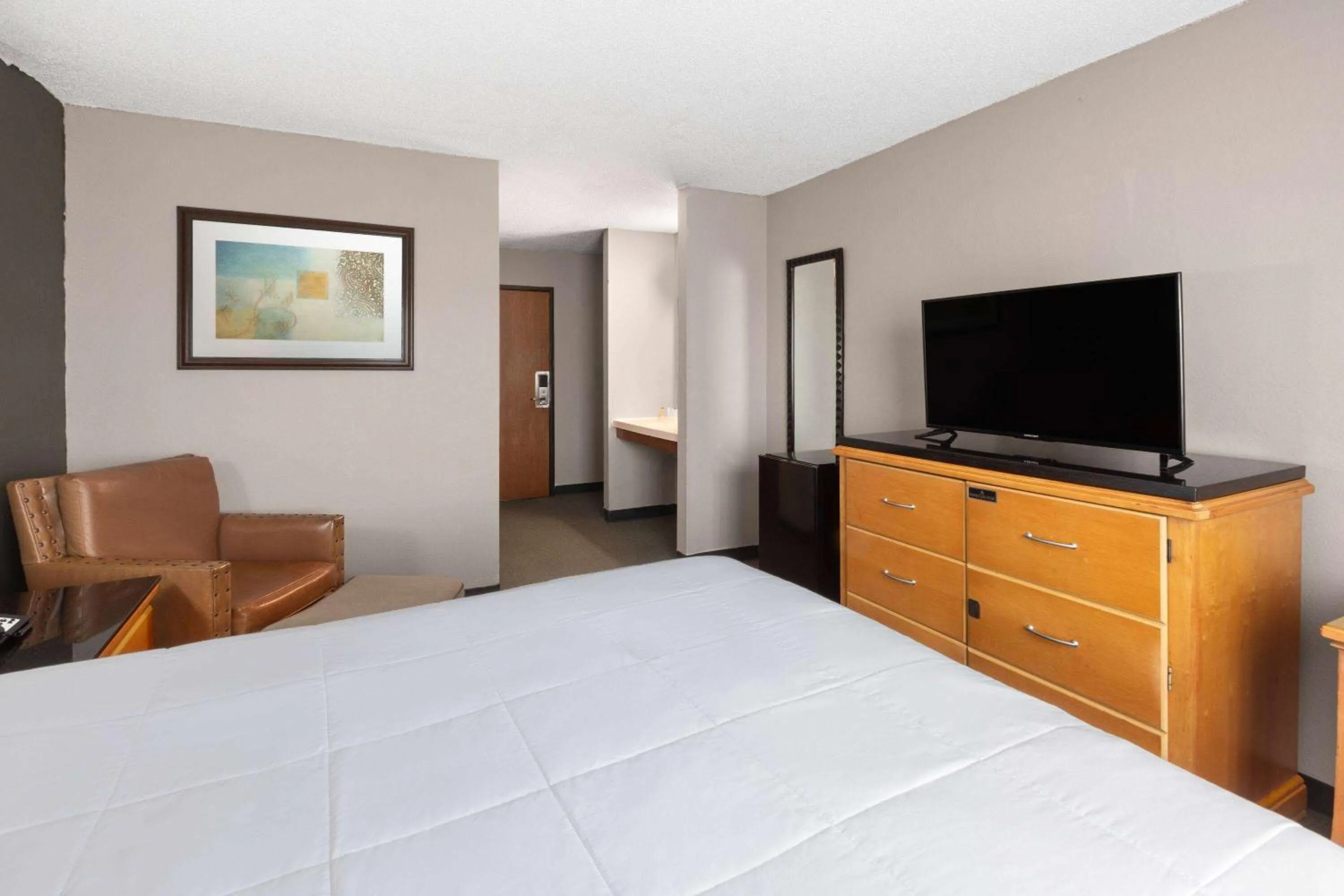 Photo of the whole room, Bed in Travelodge by Wyndham Redwood Falls