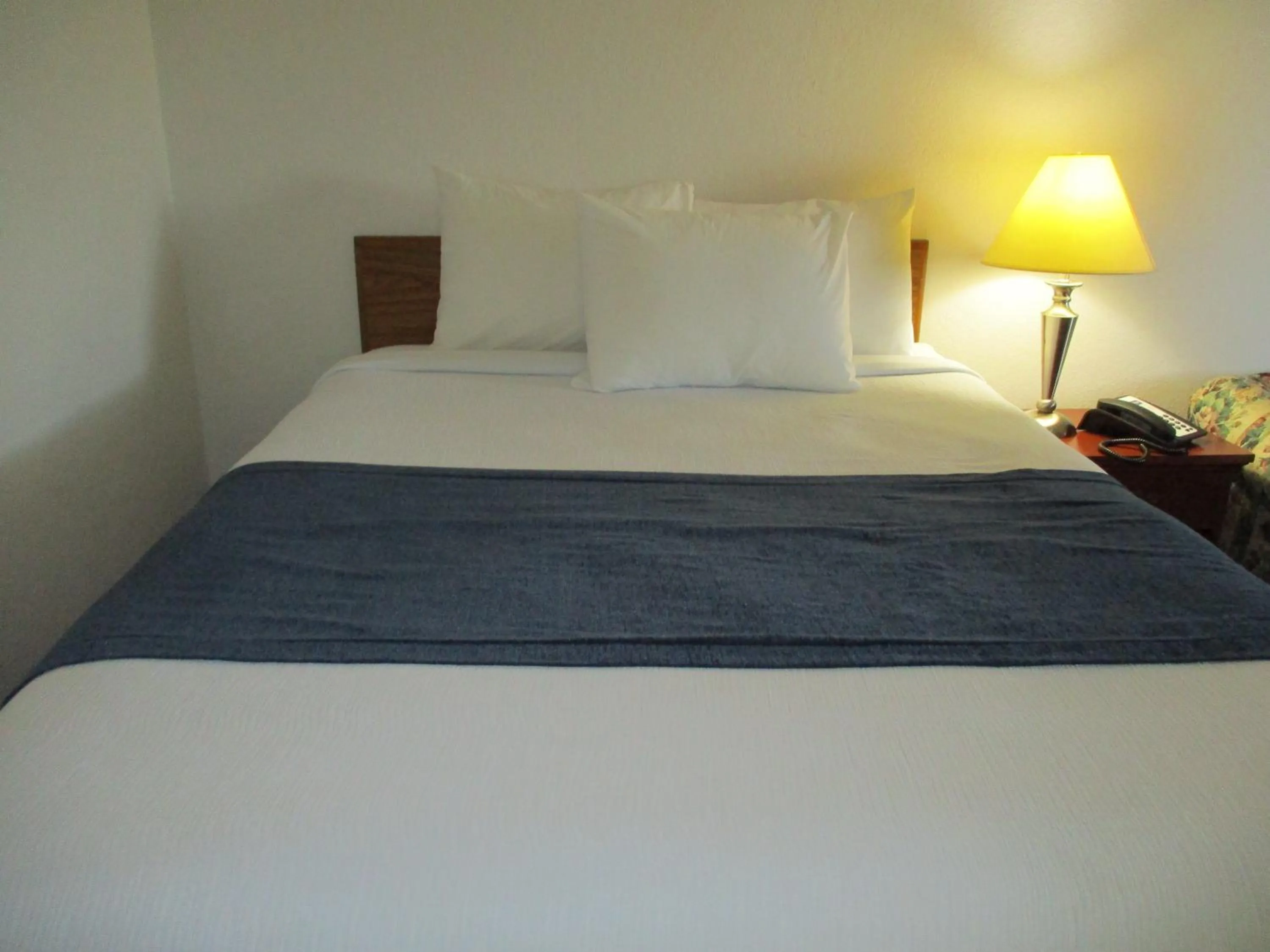 Bed in Travelodge by Wyndham Redwood Falls