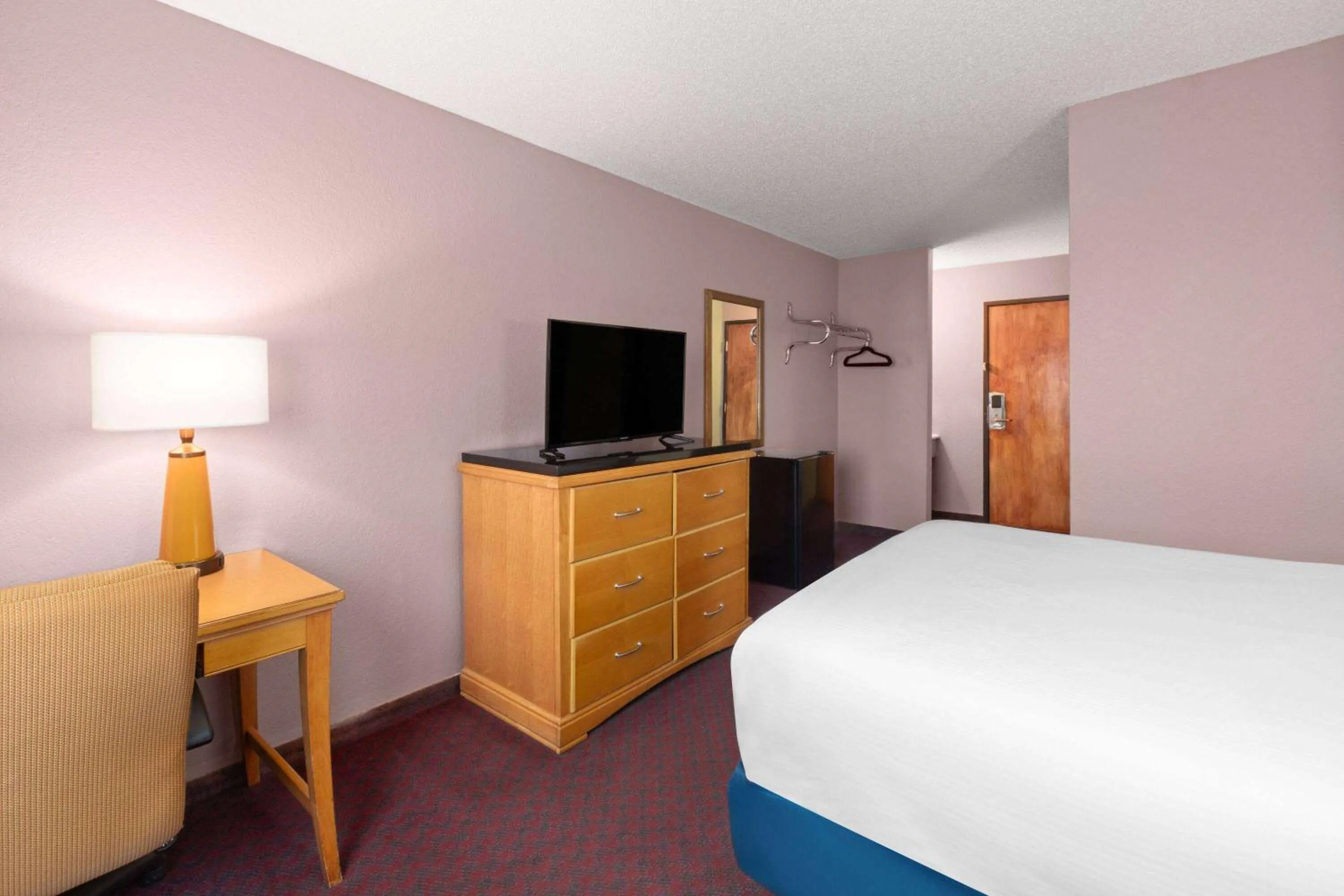 Photo of the whole room, Bed in Travelodge by Wyndham Redwood Falls