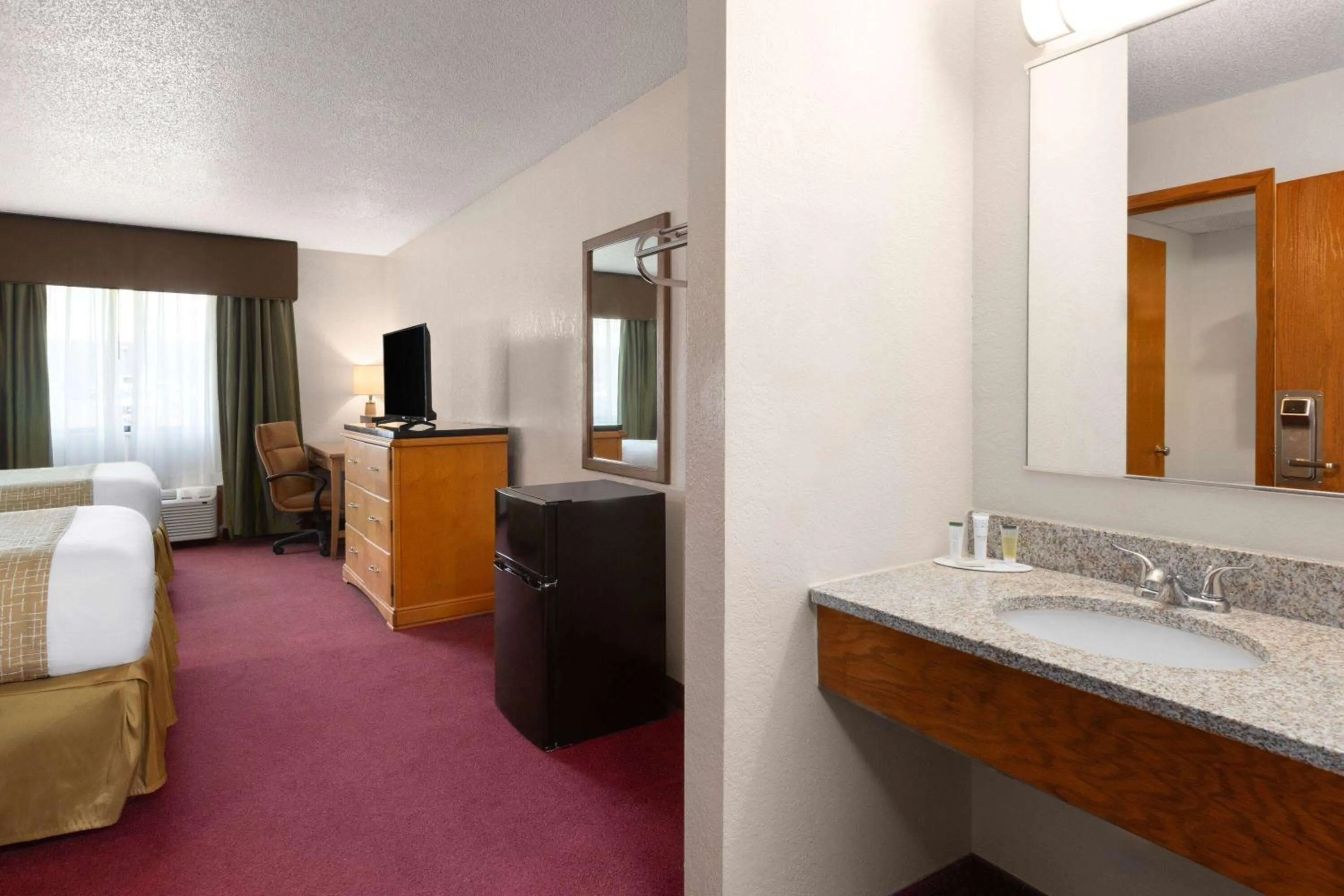 Photo of the whole room, Bed in Travelodge by Wyndham Redwood Falls