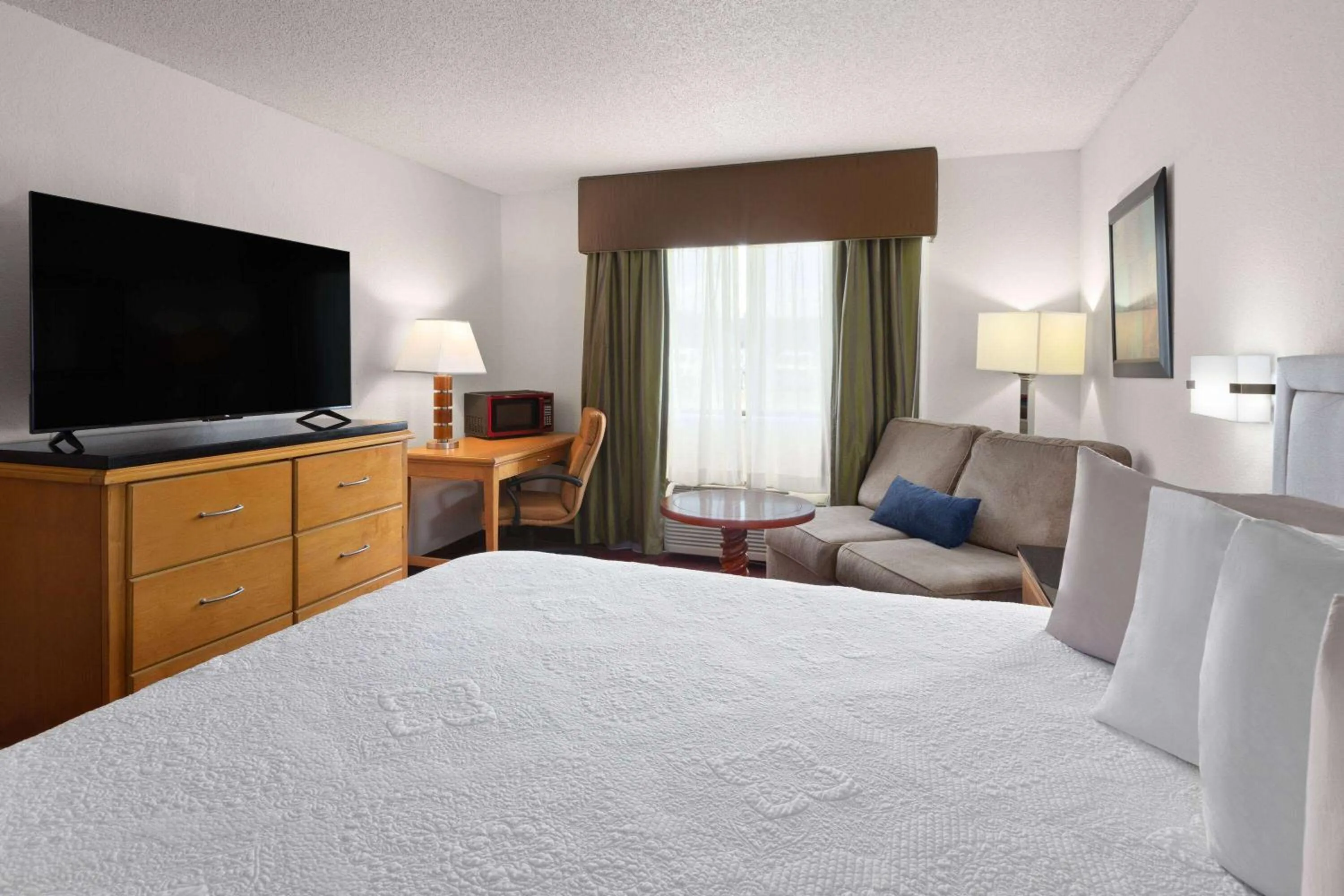Photo of the whole room, Bed in Travelodge by Wyndham Redwood Falls