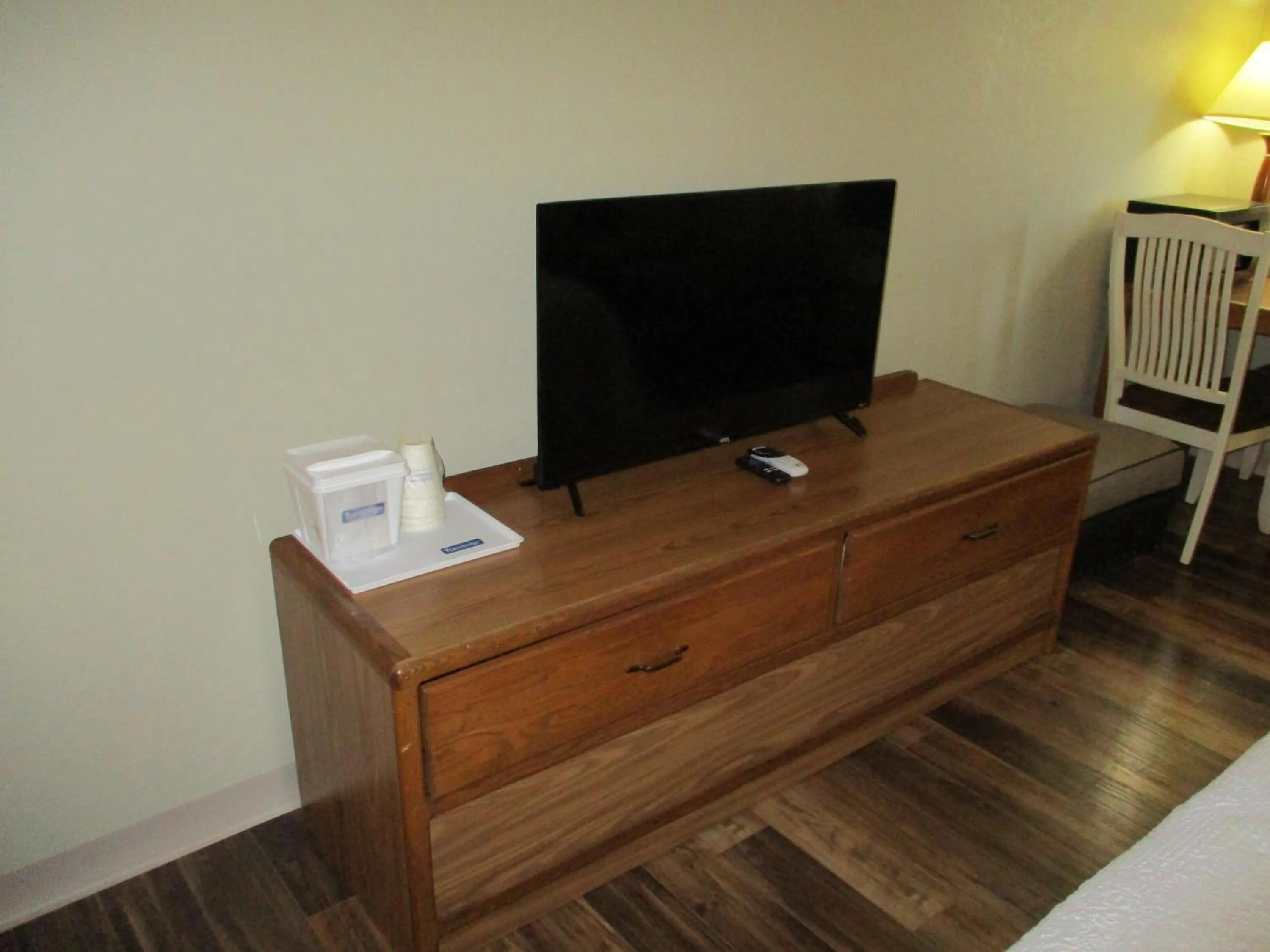 TV and multimedia, Bed in Travelodge by Wyndham Redwood Falls
