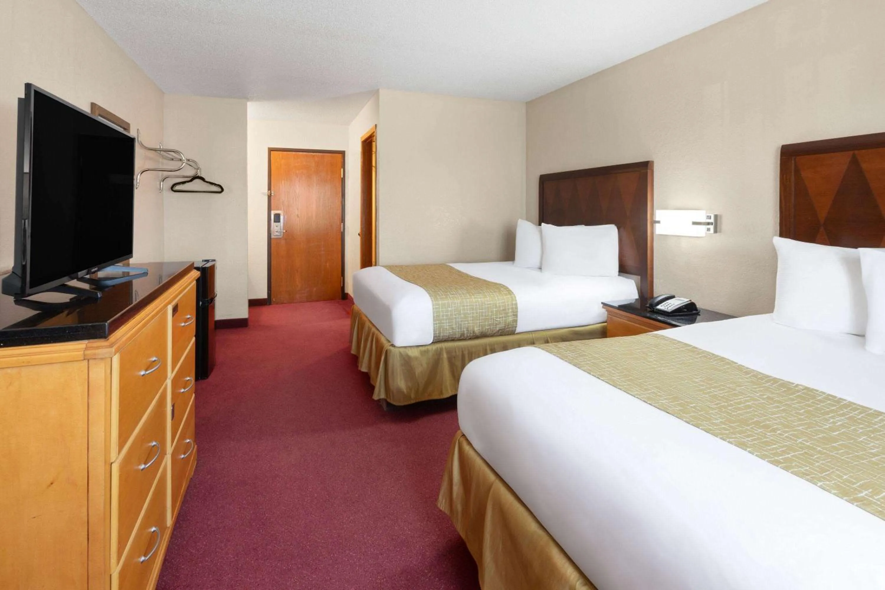 Photo of the whole room, Bed in Travelodge by Wyndham Redwood Falls
