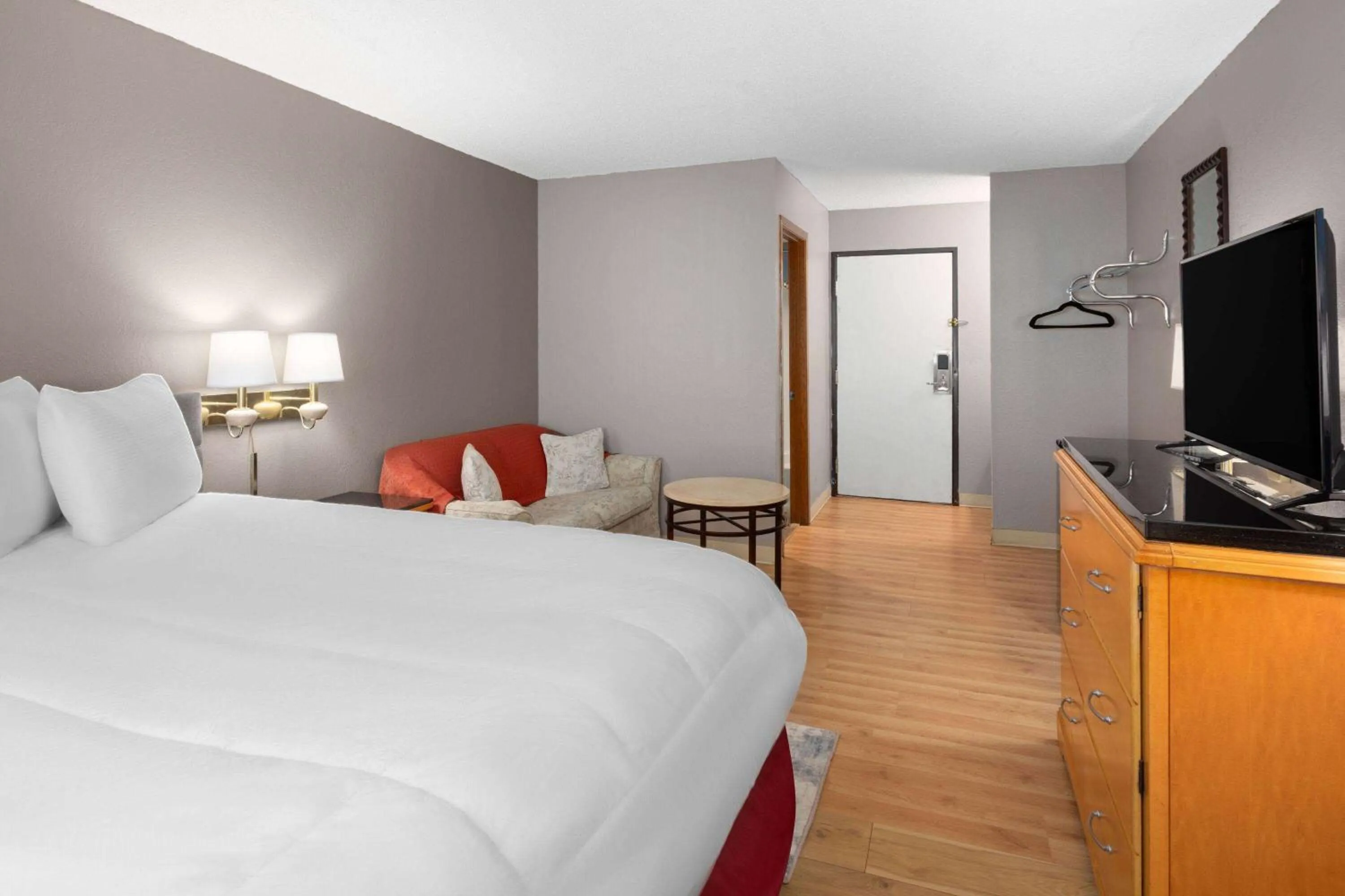 Photo of the whole room, Bed in Travelodge by Wyndham Redwood Falls