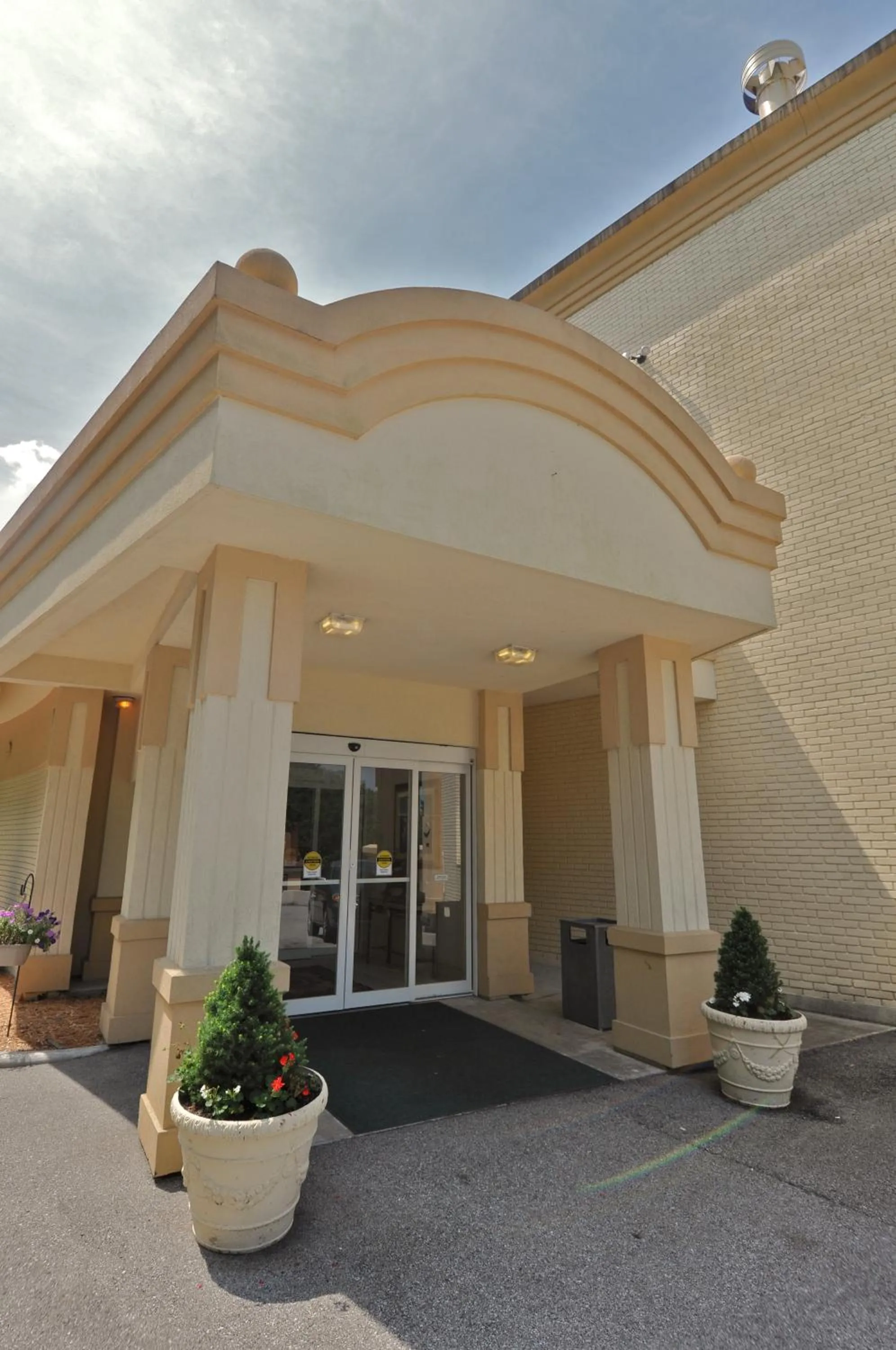 Facade/entrance in Hillside Inn