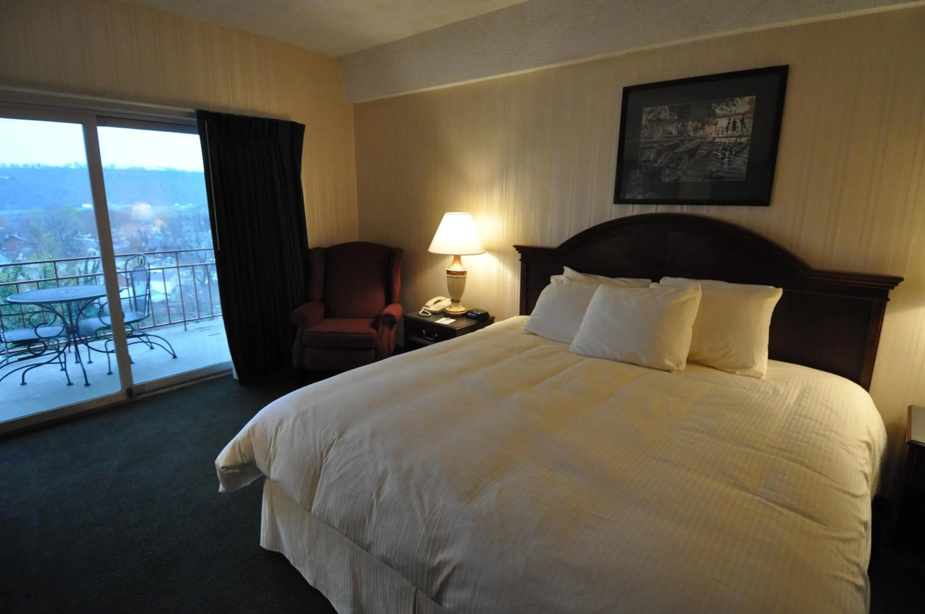 Bedroom, Bed in Hillside Inn