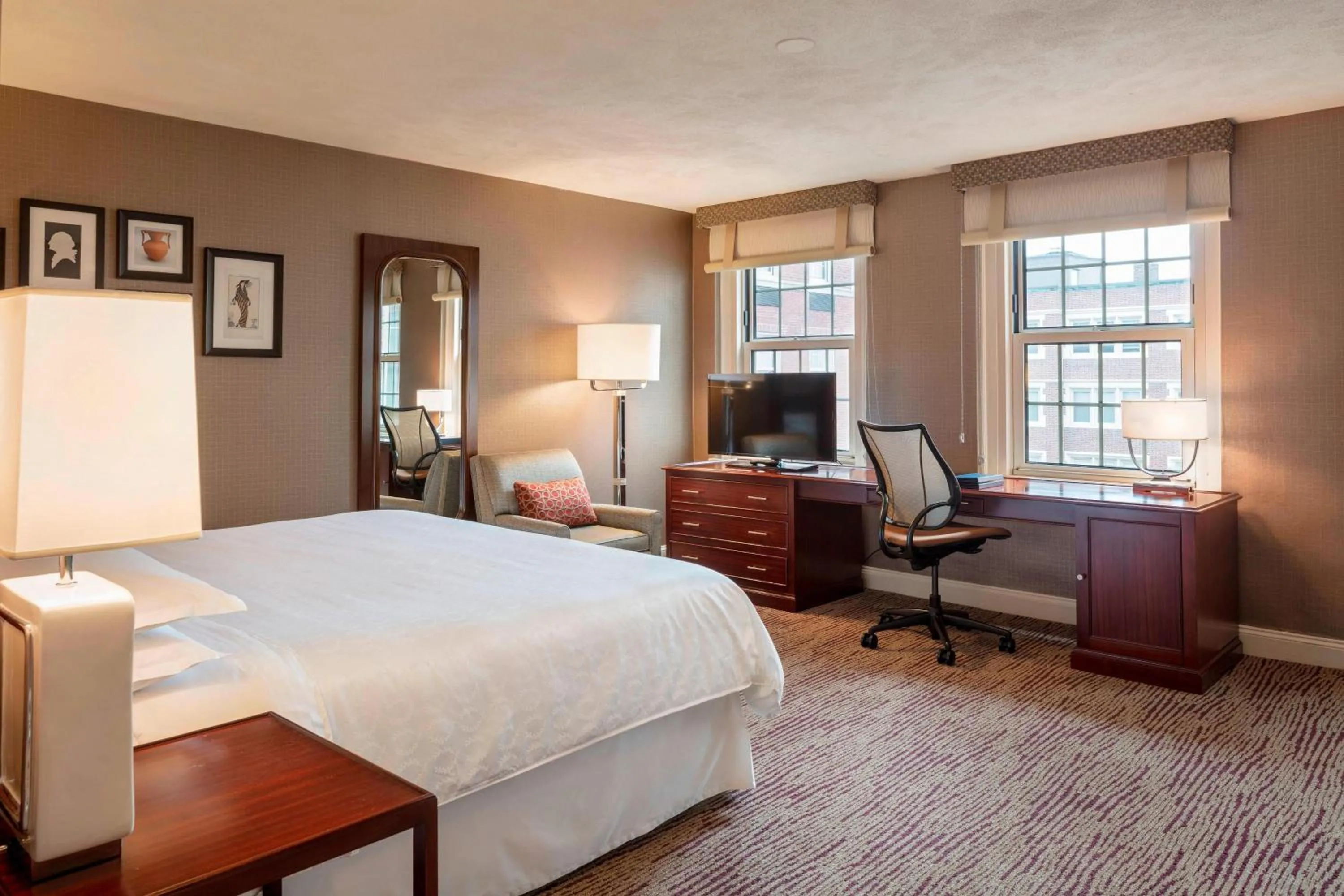 Photo of the whole room, Bed in Sheraton Commander Hotel