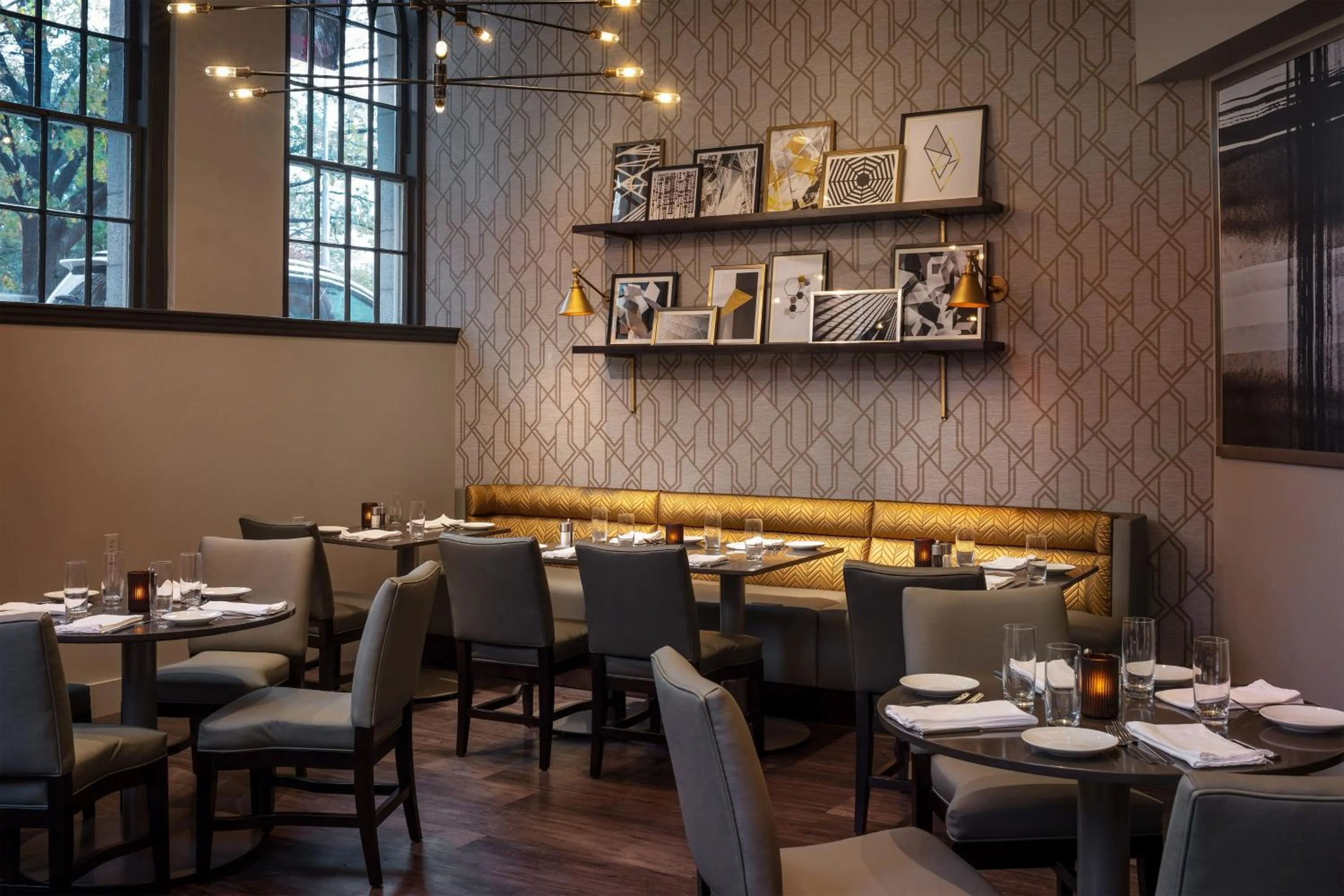 Restaurant/places to eat in Sheraton Commander Hotel