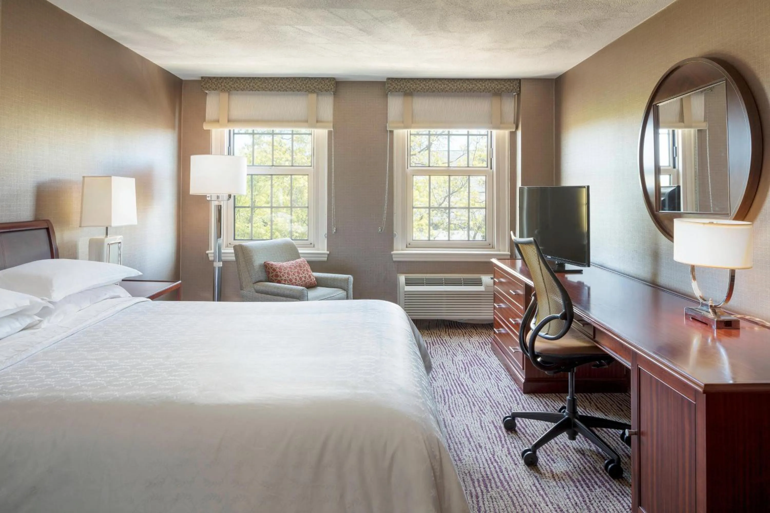 Photo of the whole room, Bed in Sheraton Commander Hotel