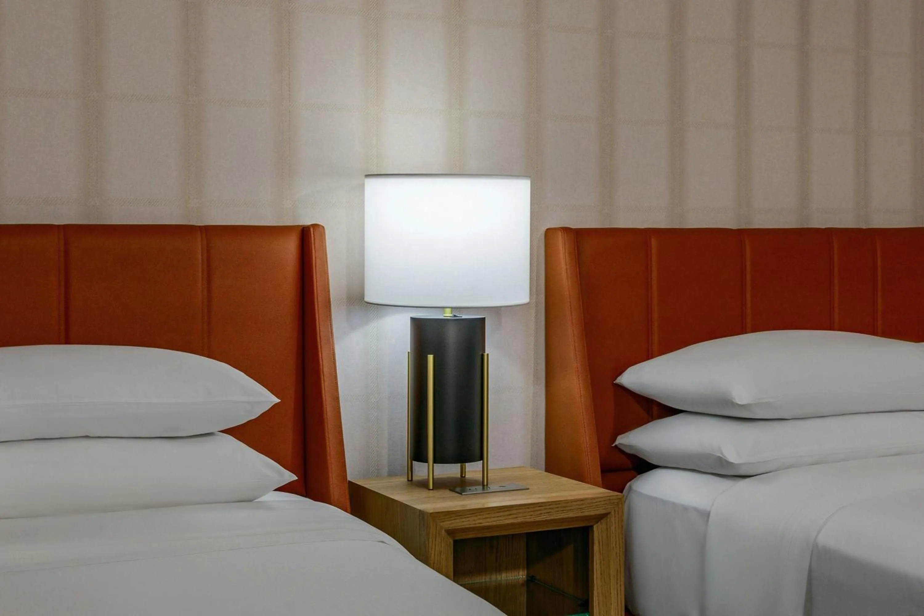 Lounge or bar, Bed in Sheraton Commander Hotel