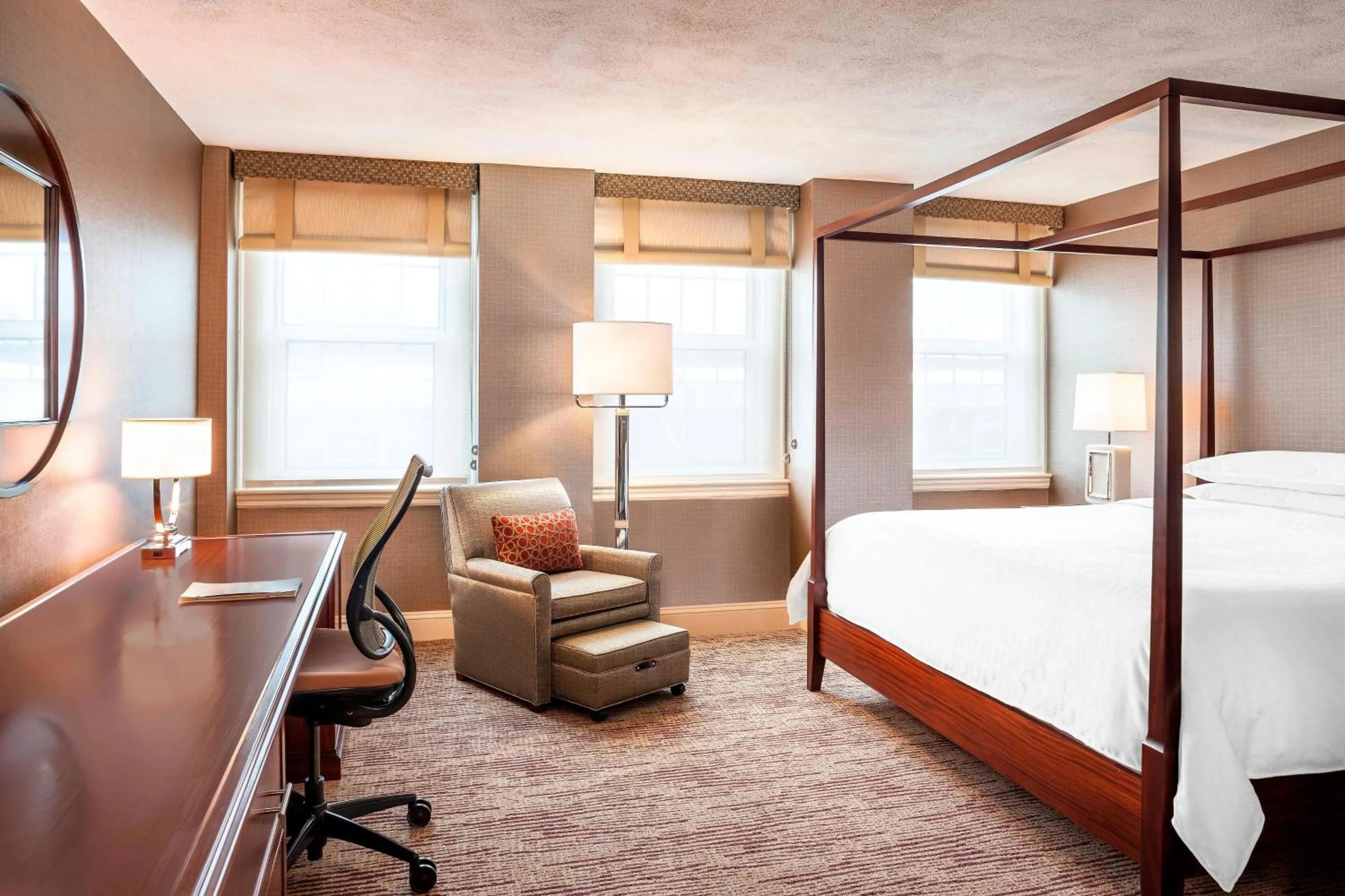 Photo of the whole room, Bed in Sheraton Commander Hotel