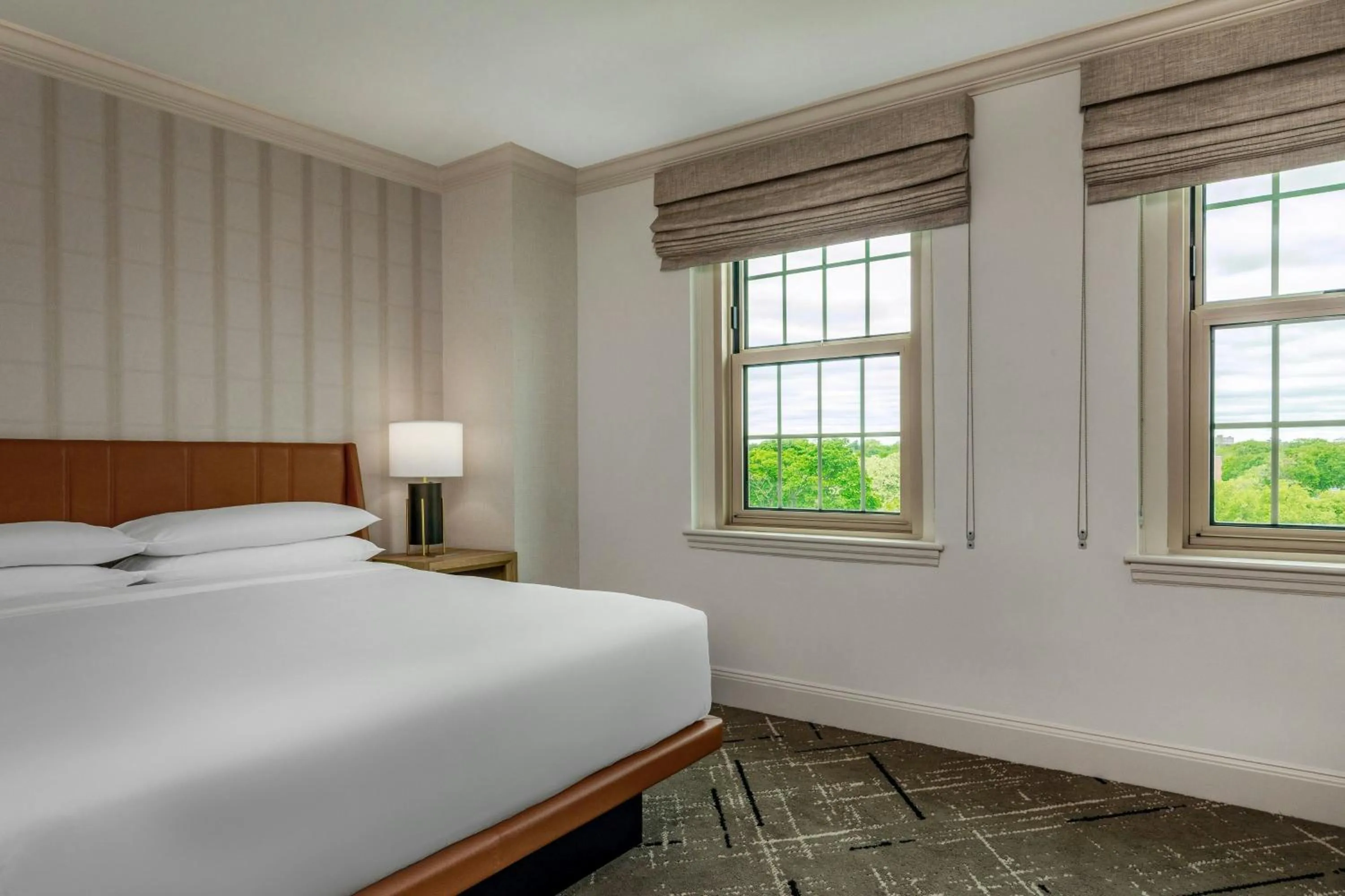 Lounge or bar, Bed in Sheraton Commander Hotel