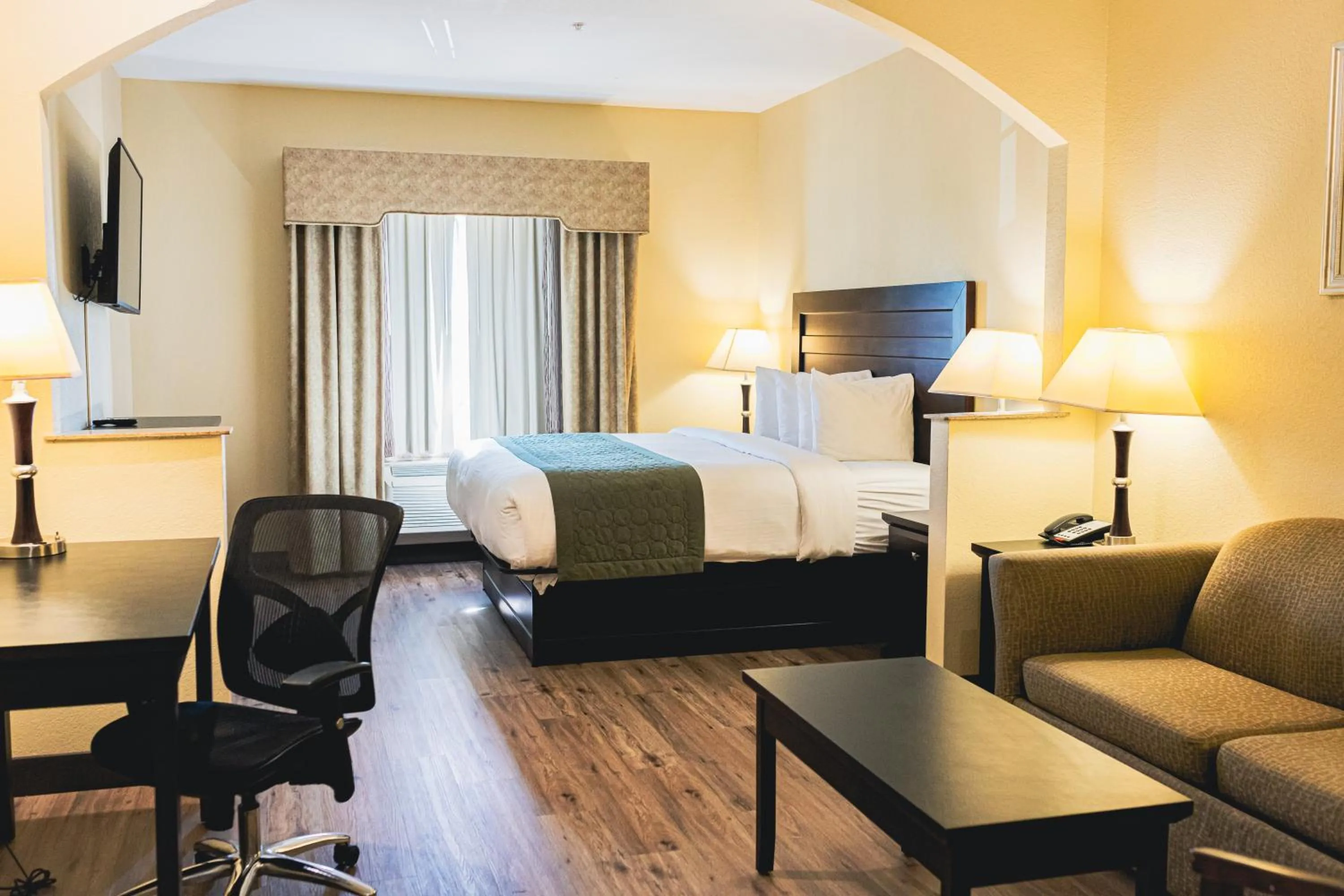 Bedroom, Bed in Baymont by Wyndham Tyler