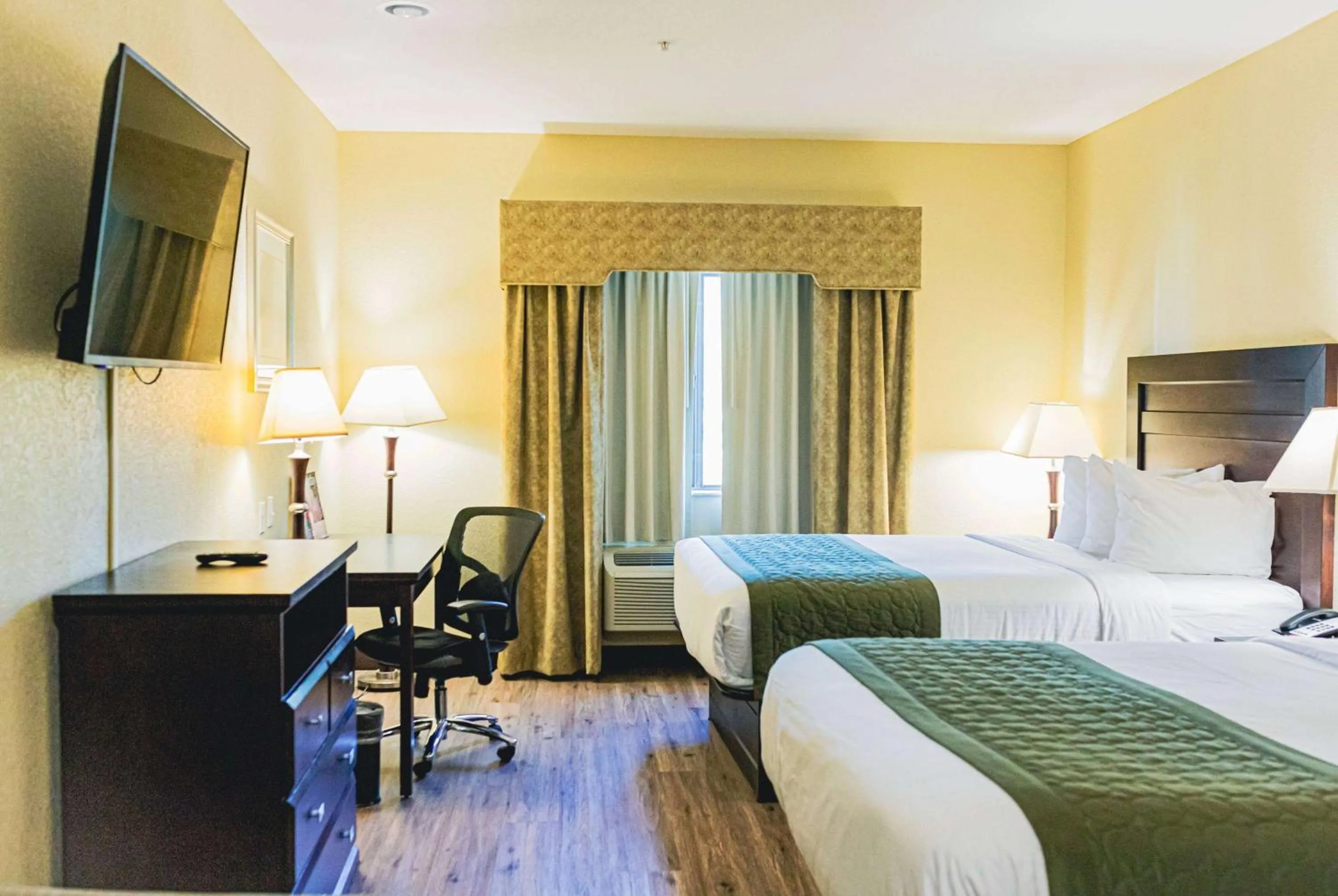 Photo of the whole room, Bed in Baymont by Wyndham Tyler