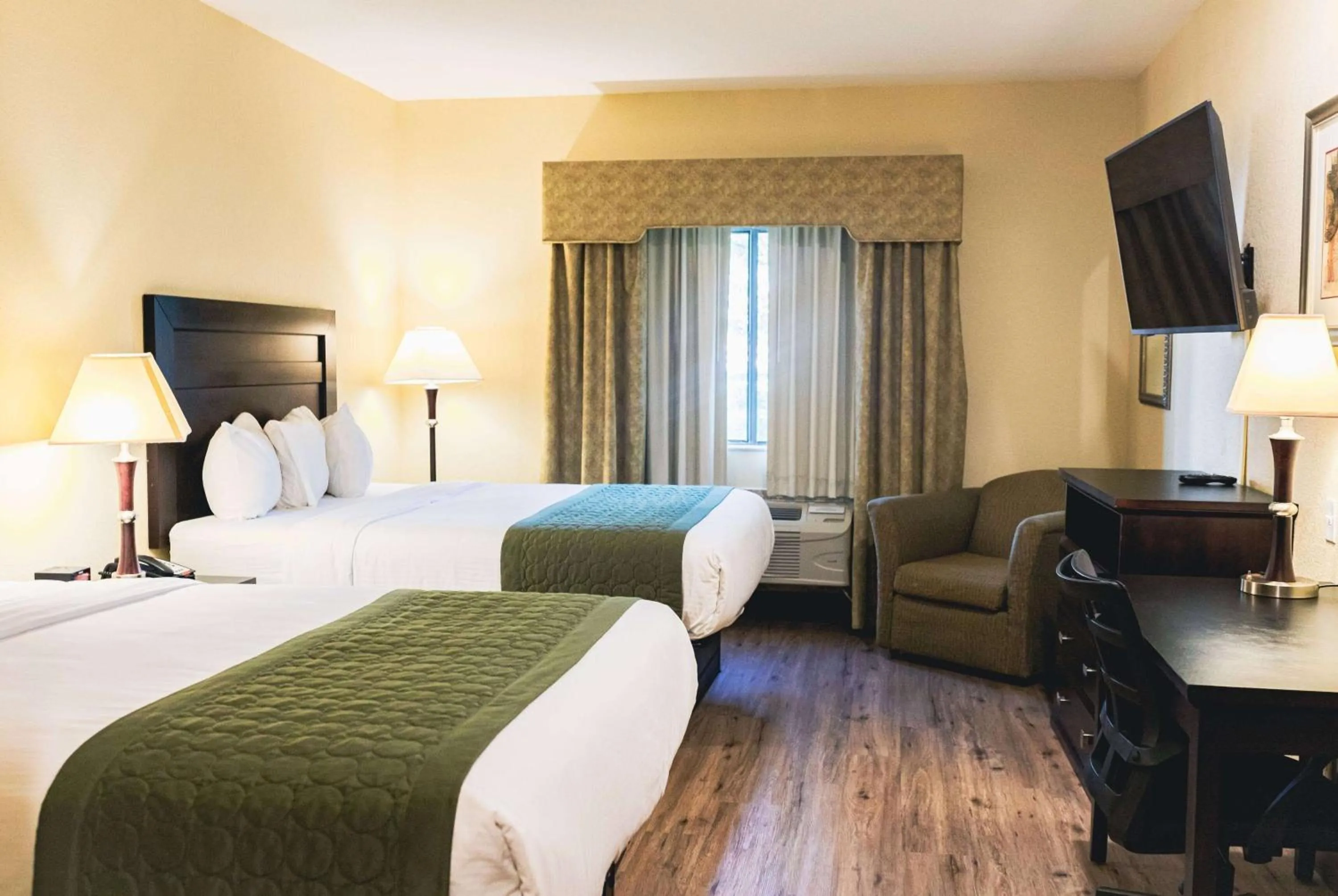 Photo of the whole room, Bed in Baymont by Wyndham Tyler