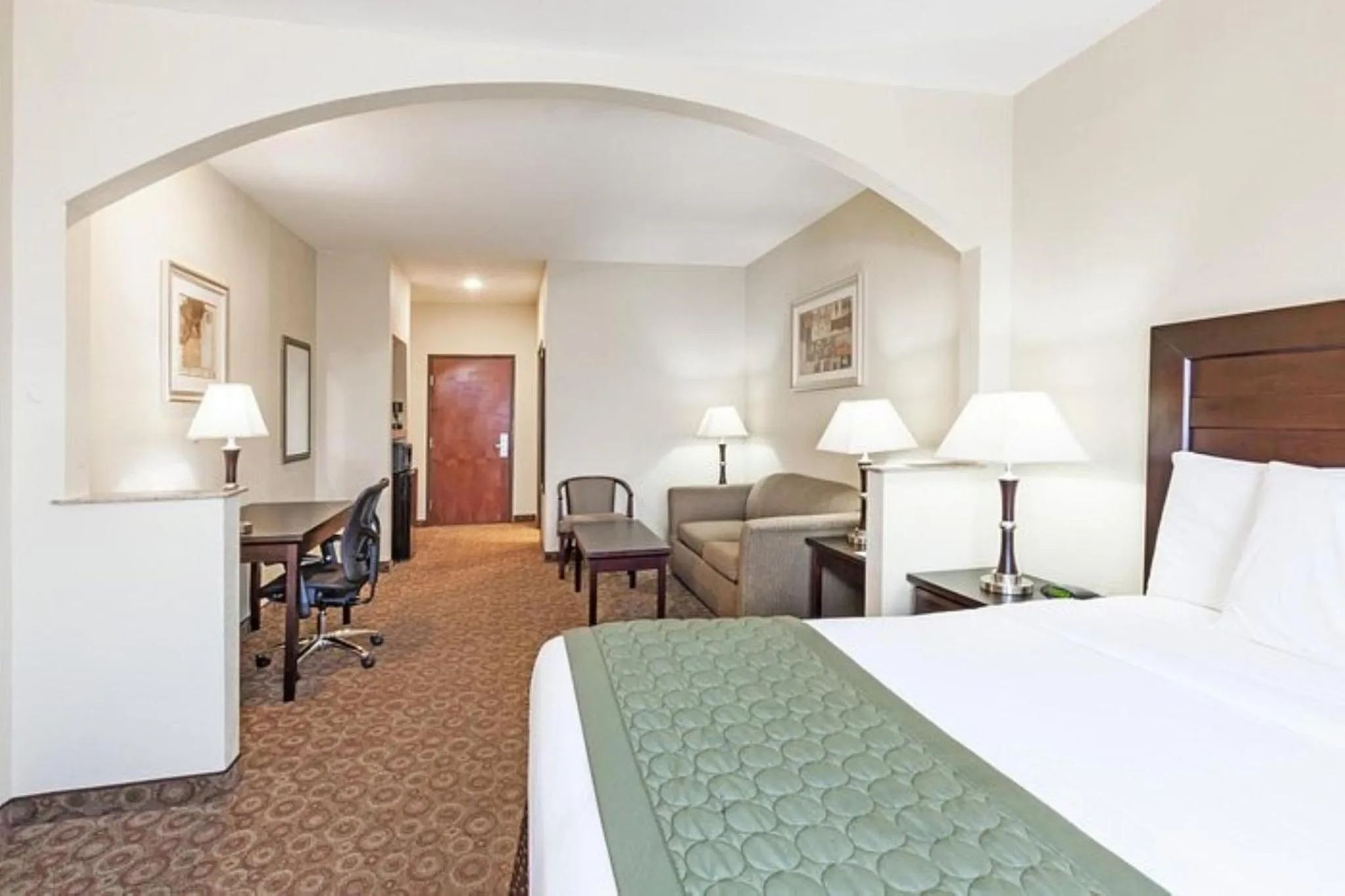 Photo of the whole room, Bed in Grander Inn & Suites by IHG