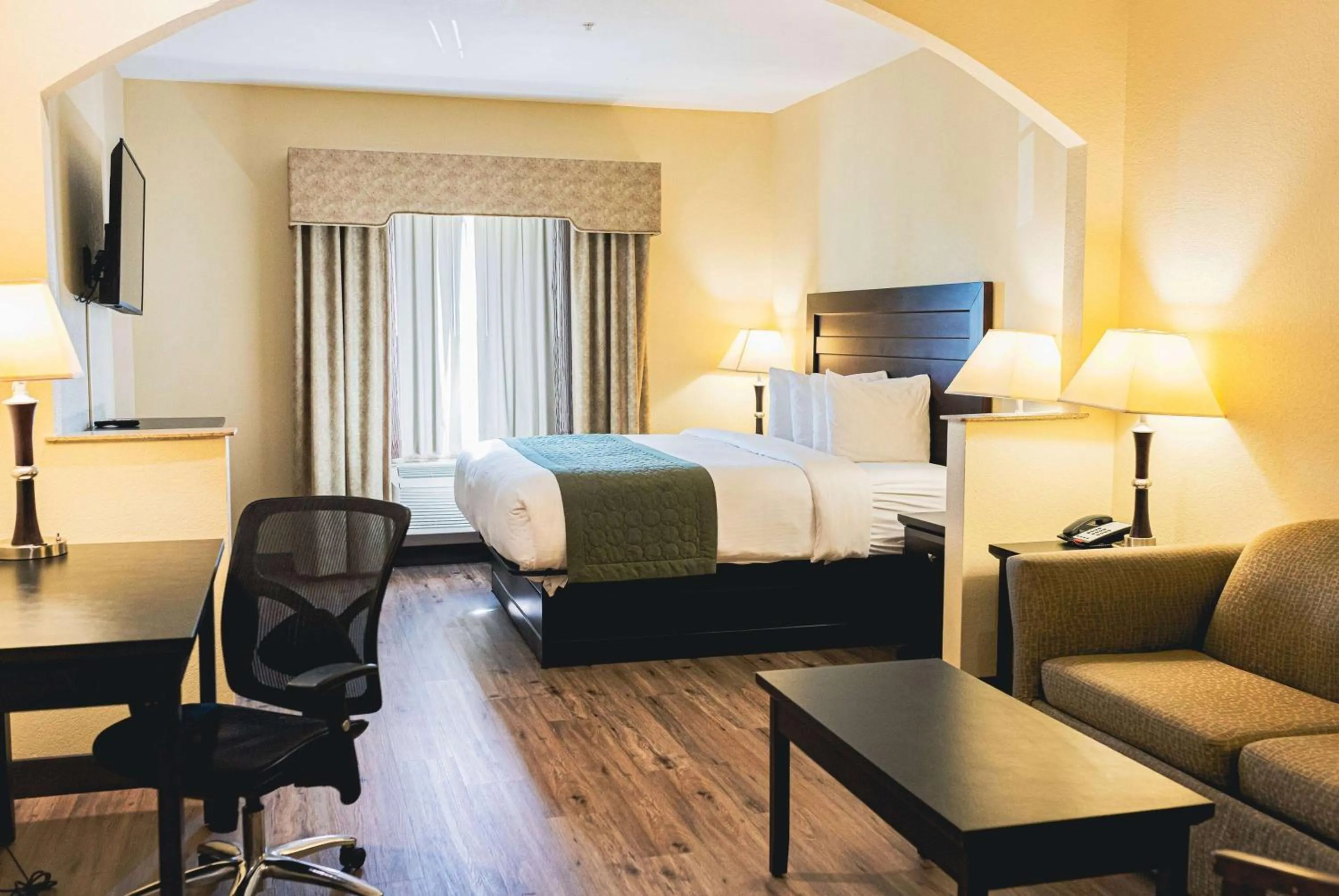 Photo of the whole room, Bed in Baymont by Wyndham Tyler