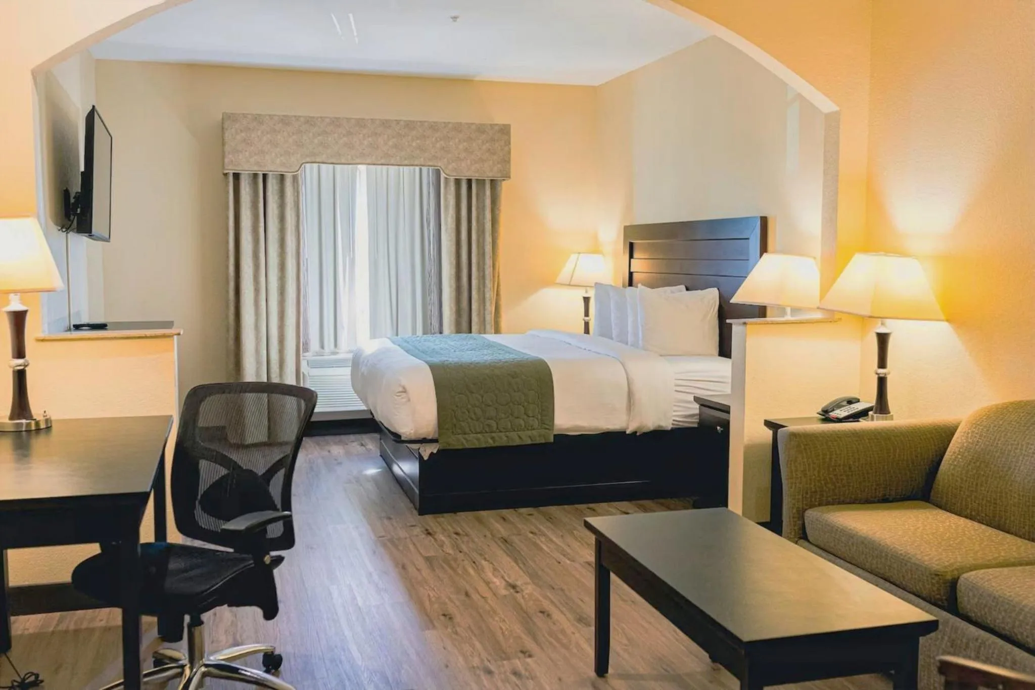 Photo of the whole room, Bed in Grander Inn & Suites by IHG
