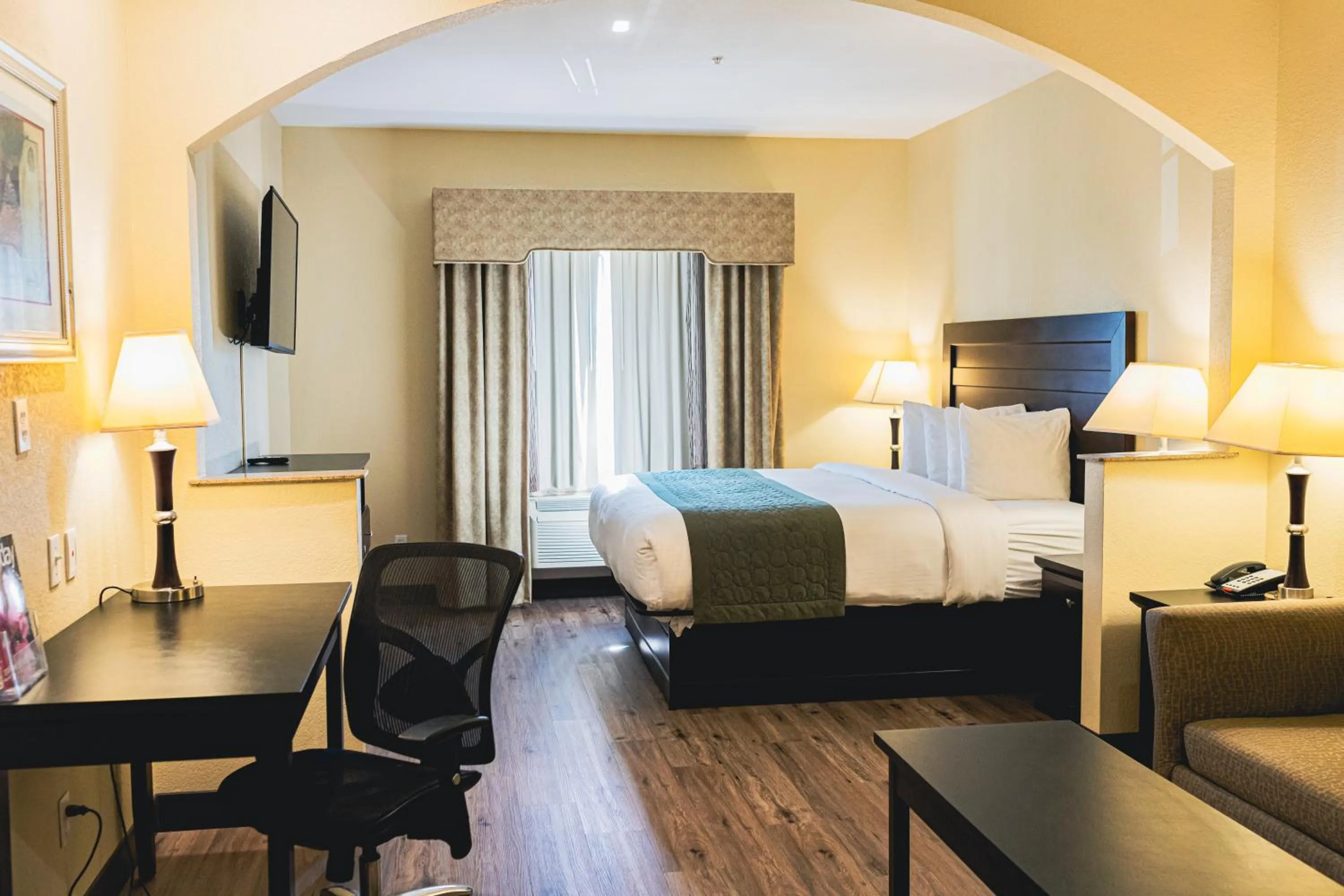 Bedroom, Bed in Baymont by Wyndham Tyler