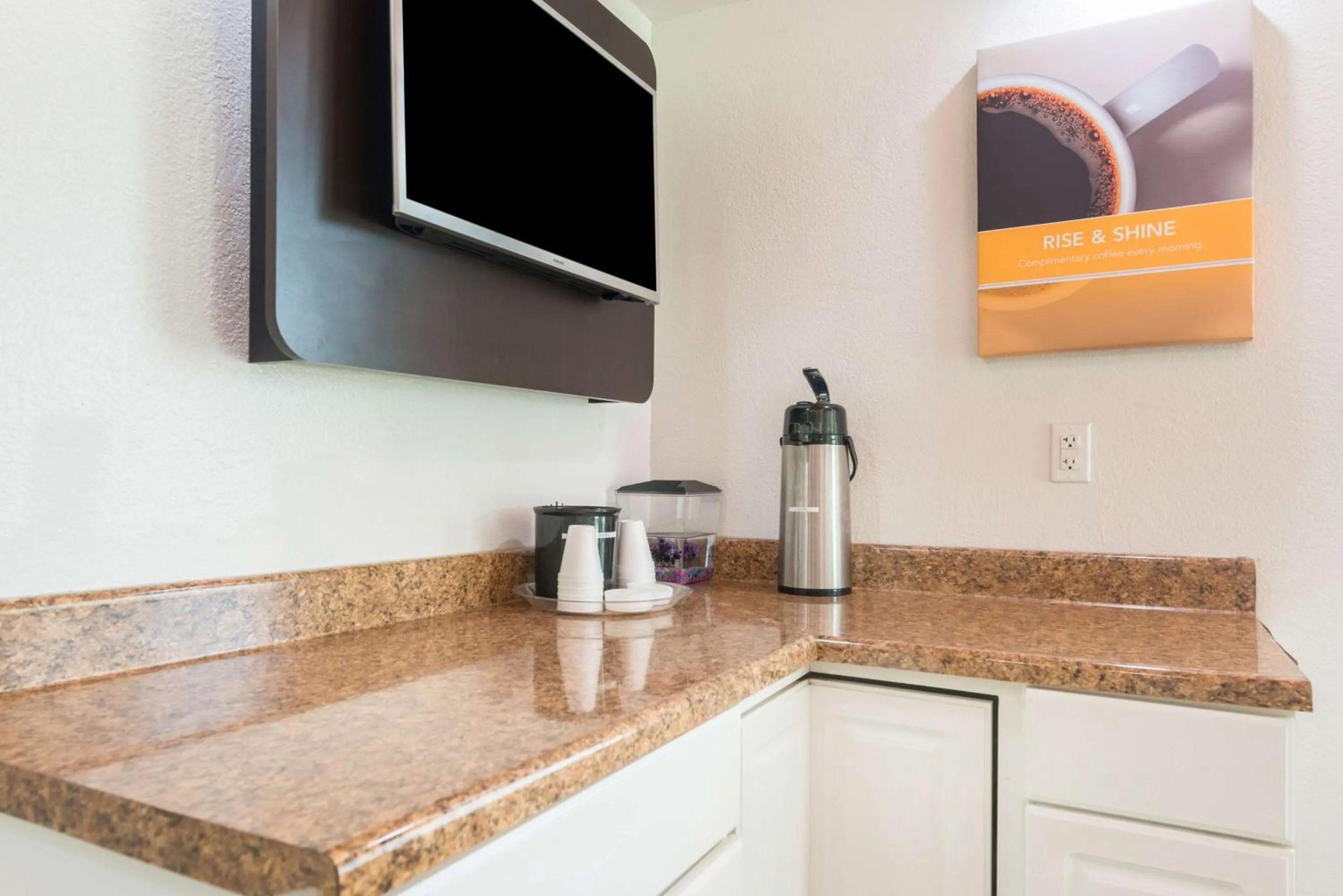 Restaurant/places to eat in Motel 6-Dayton, OH