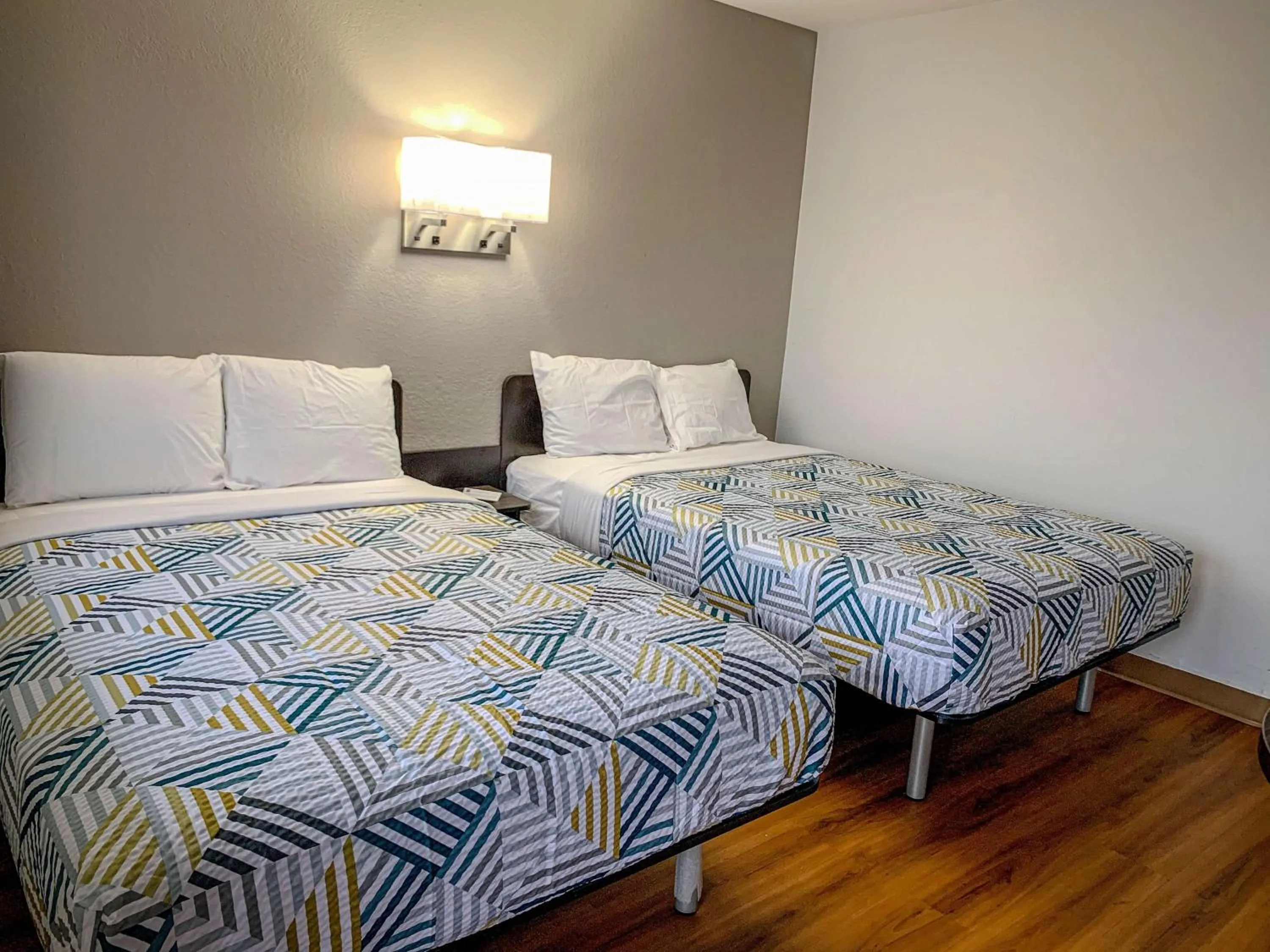 Photo of the whole room, Bed in Motel 6-Dayton, OH