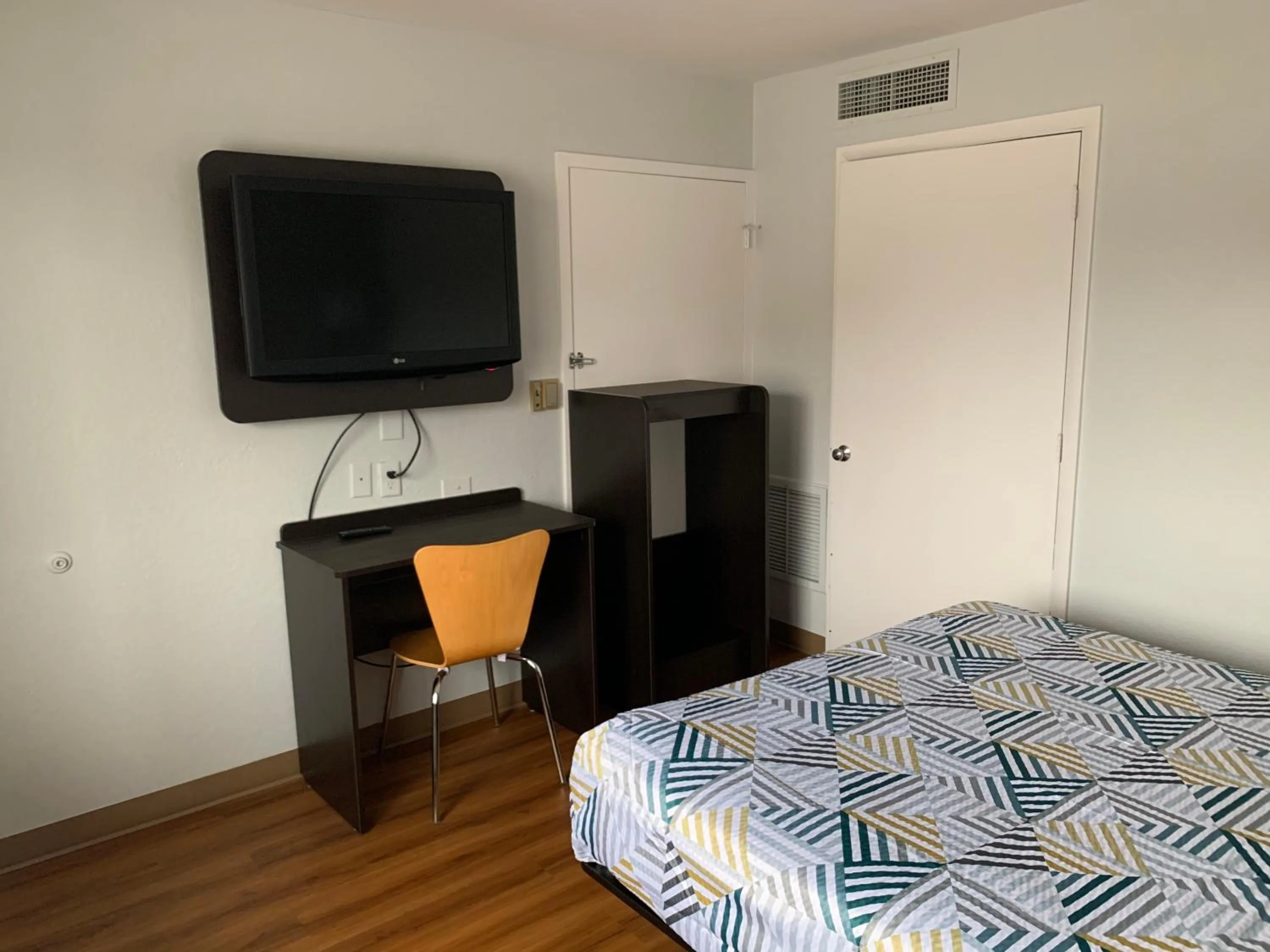 Communal lounge/ TV room, Bed in Motel 6-Dayton, OH